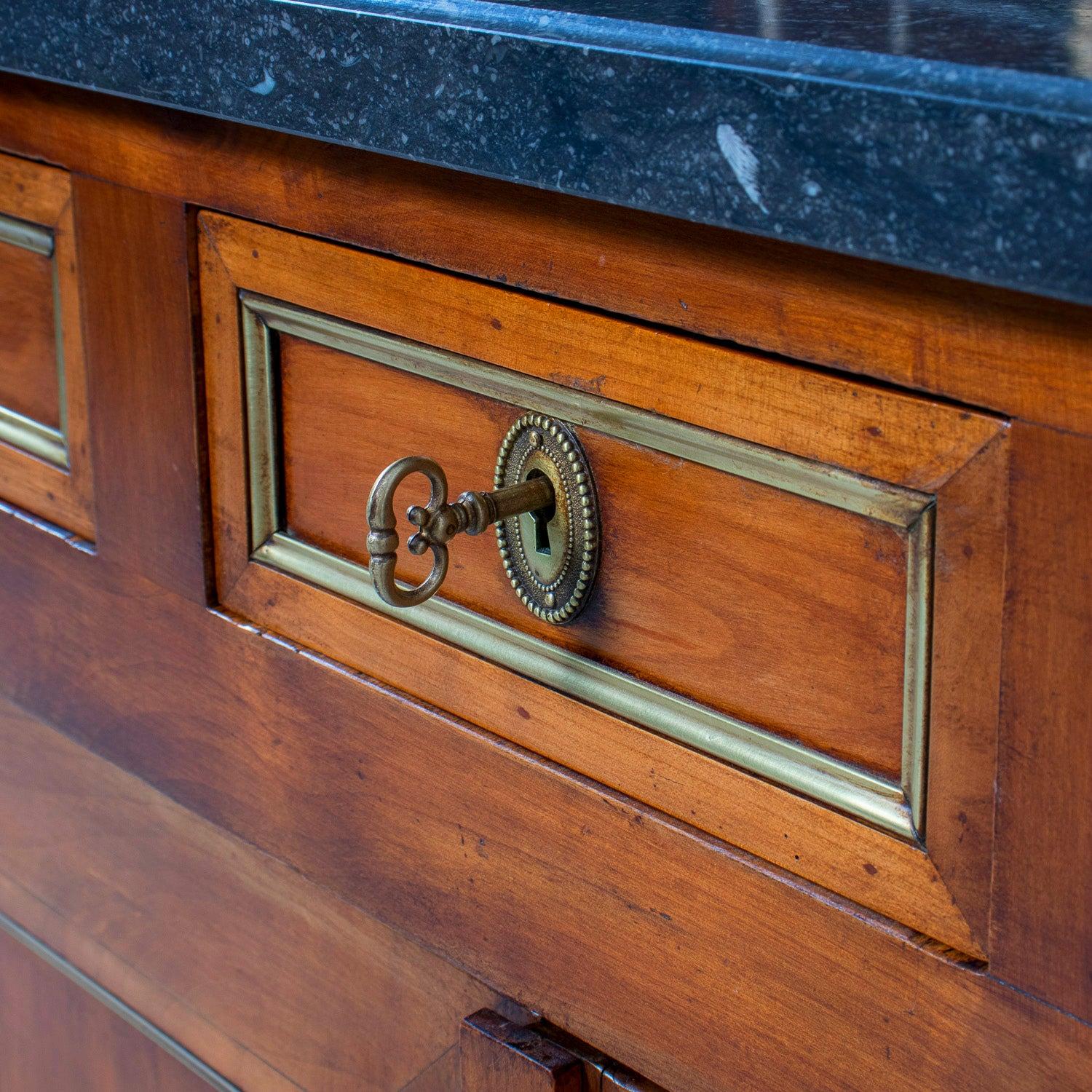 Buffet français du 19ème siècle de style Louis XVI en noyer avec dessus en marbre noir et laiton en vente 11