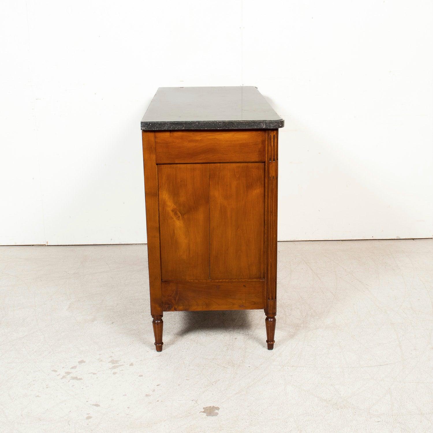 Buffet français du 19ème siècle de style Louis XVI en noyer avec dessus en marbre noir et laiton en vente 12