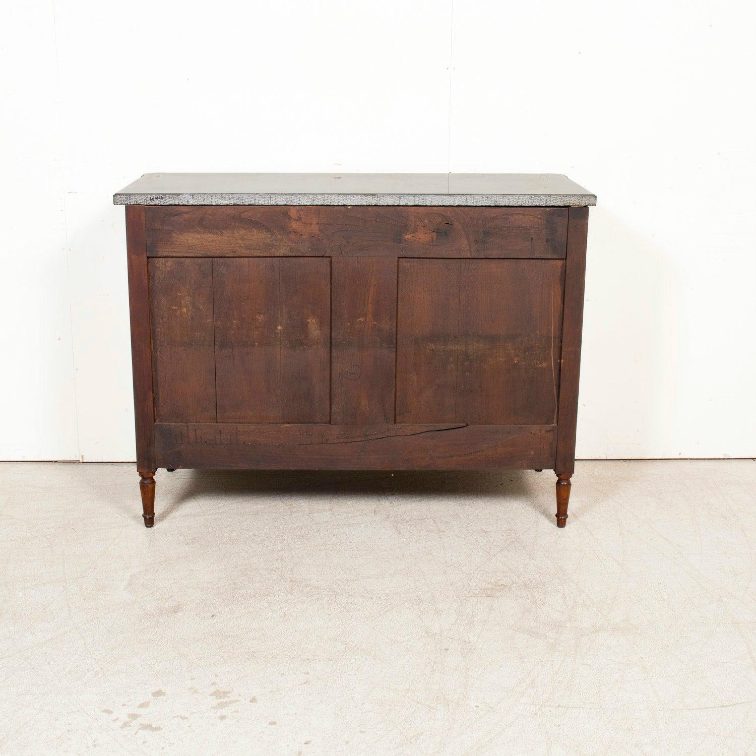 Buffet français du 19ème siècle de style Louis XVI en noyer avec dessus en marbre noir et laiton en vente 13