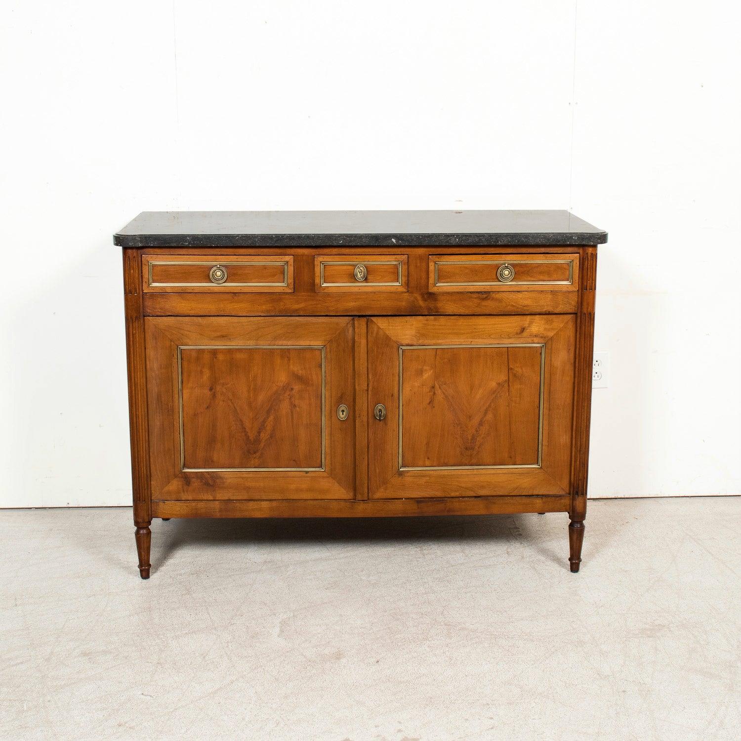 Exquis buffet français du XIXe siècle de style Louis XVI, fabriqué à la main à Paris en noyer,  circa 1880, qui incarne l'attrait intemporel et le savoir-faire impeccable synonymes d'ateliers parisiens. Dotée de détails néoclassiques raffinés, la