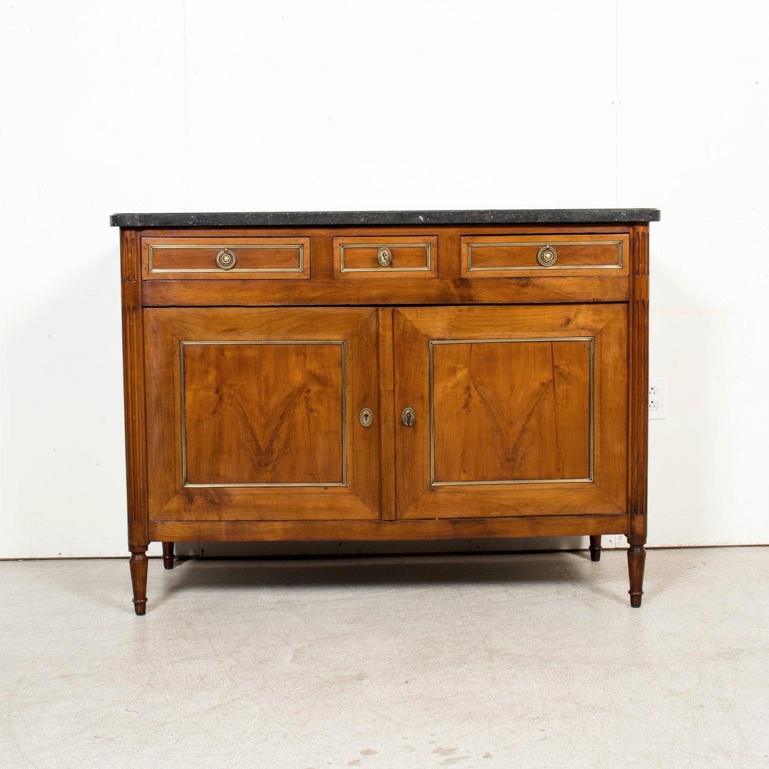 Français Buffet français du 19ème siècle de style Louis XVI en noyer avec dessus en marbre noir et laiton en vente