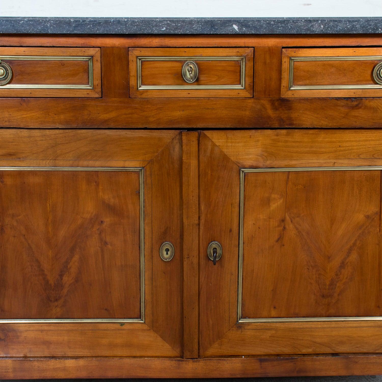 Buffet français du 19ème siècle de style Louis XVI en noyer avec dessus en marbre noir et laiton Bon état - En vente à Birmingham, AL