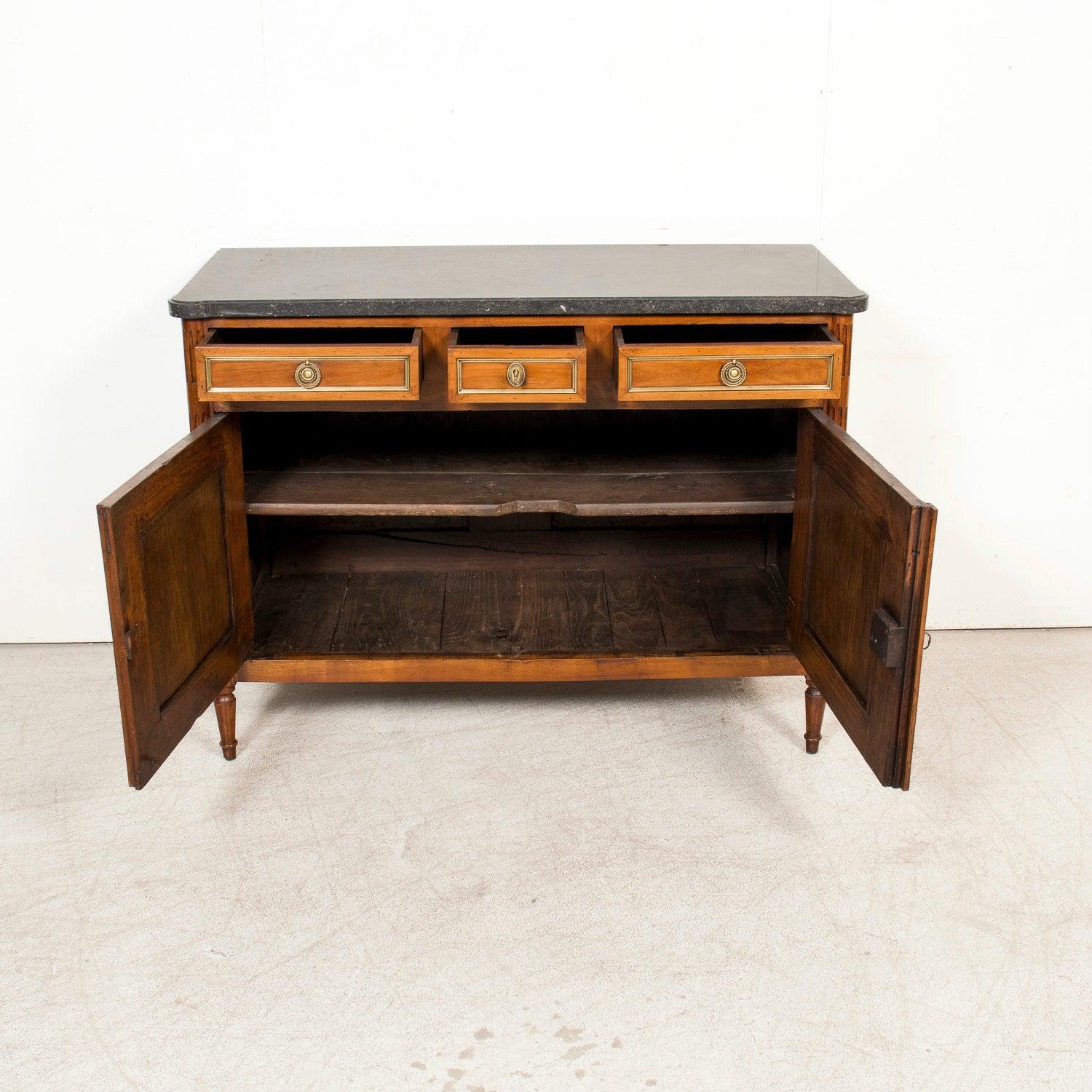 XIXe siècle Buffet français du 19ème siècle de style Louis XVI en noyer avec dessus en marbre noir et laiton en vente