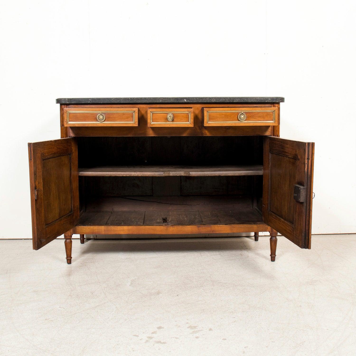 Noyer Buffet français du 19ème siècle de style Louis XVI en noyer avec dessus en marbre noir et laiton en vente