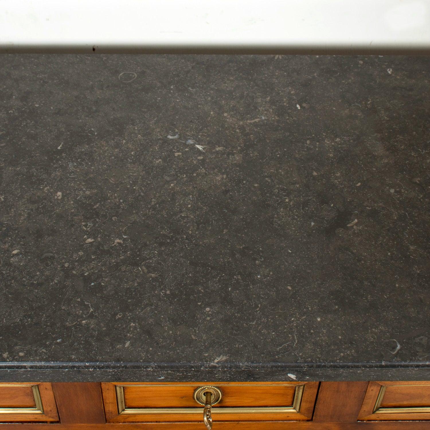 Buffet français du 19ème siècle de style Louis XVI en noyer avec dessus en marbre noir et laiton en vente 1