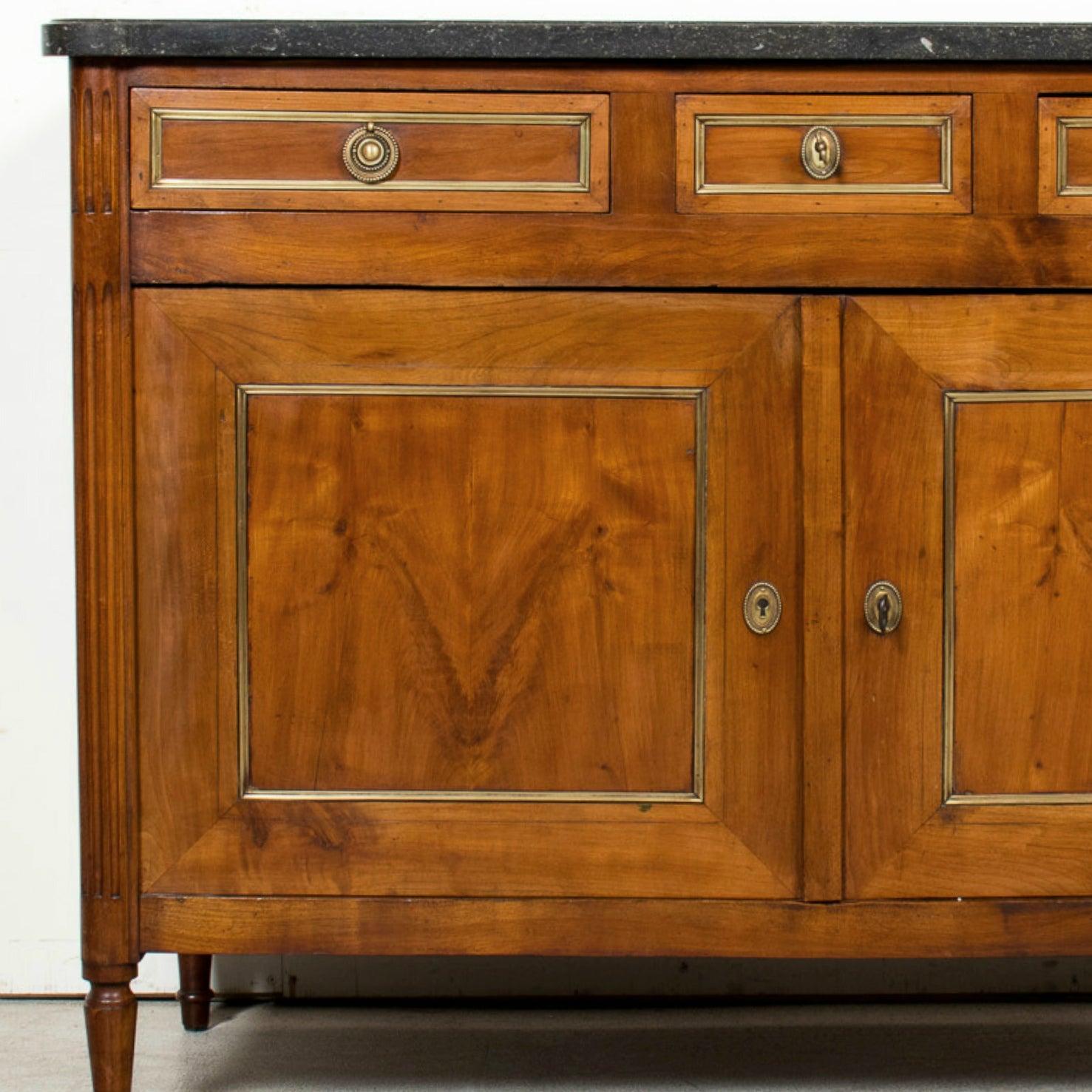 Buffet français du 19ème siècle de style Louis XVI en noyer avec dessus en marbre noir et laiton en vente 2