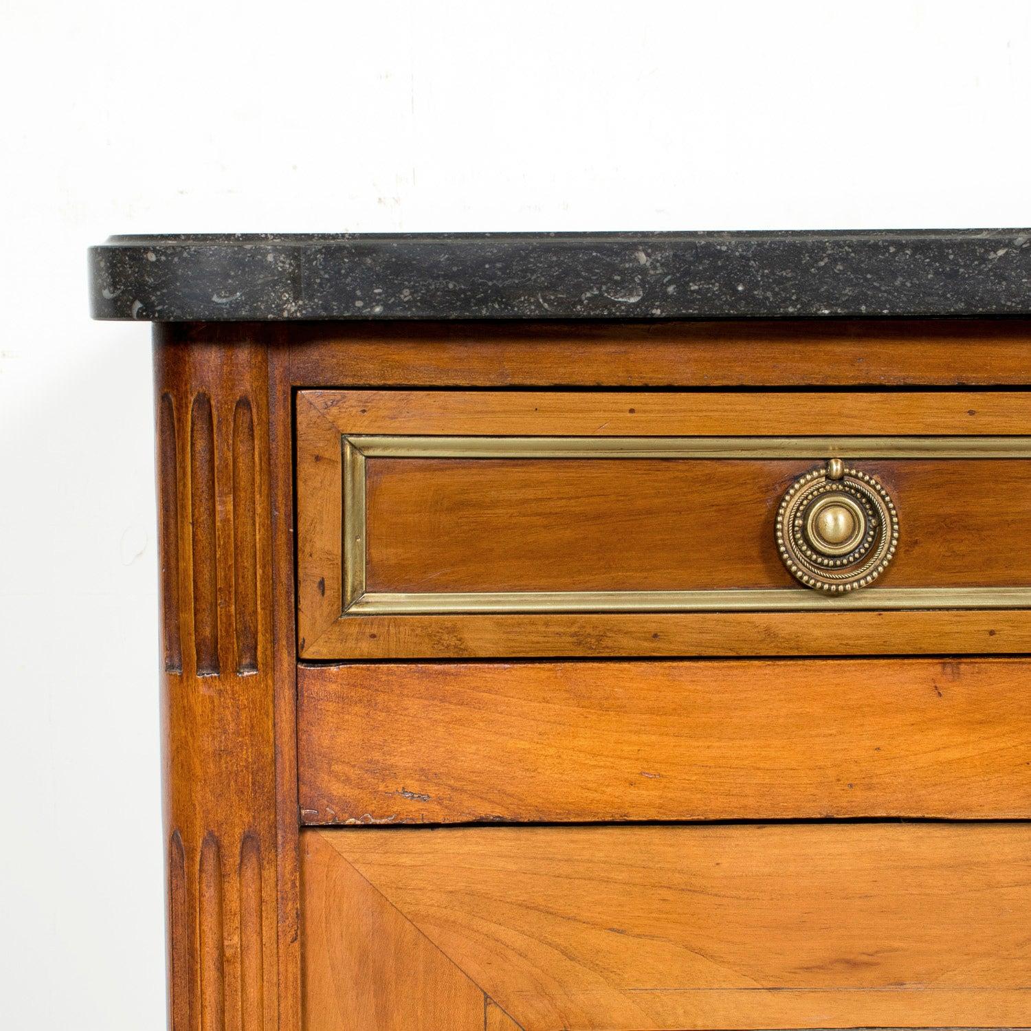 Buffet français du 19ème siècle de style Louis XVI en noyer avec dessus en marbre noir et laiton en vente 3