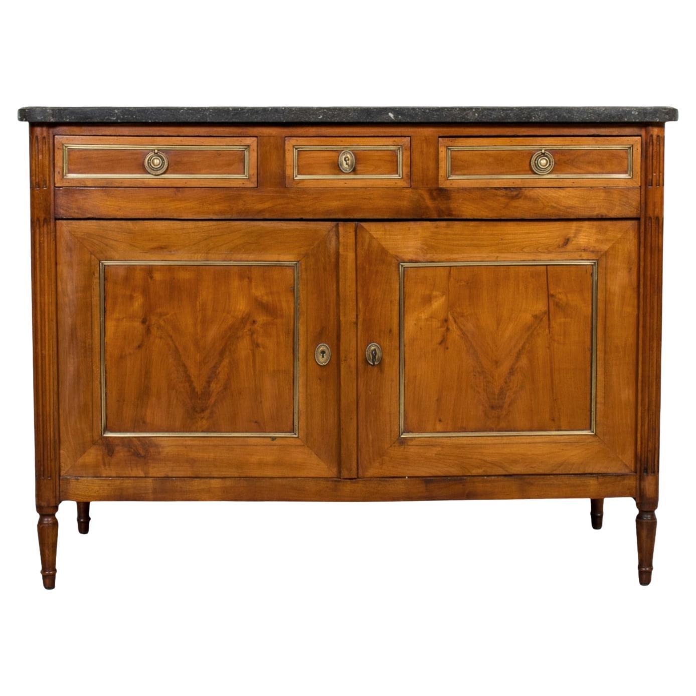 Buffet français du 19ème siècle de style Louis XVI en noyer avec dessus en marbre noir et laiton en vente