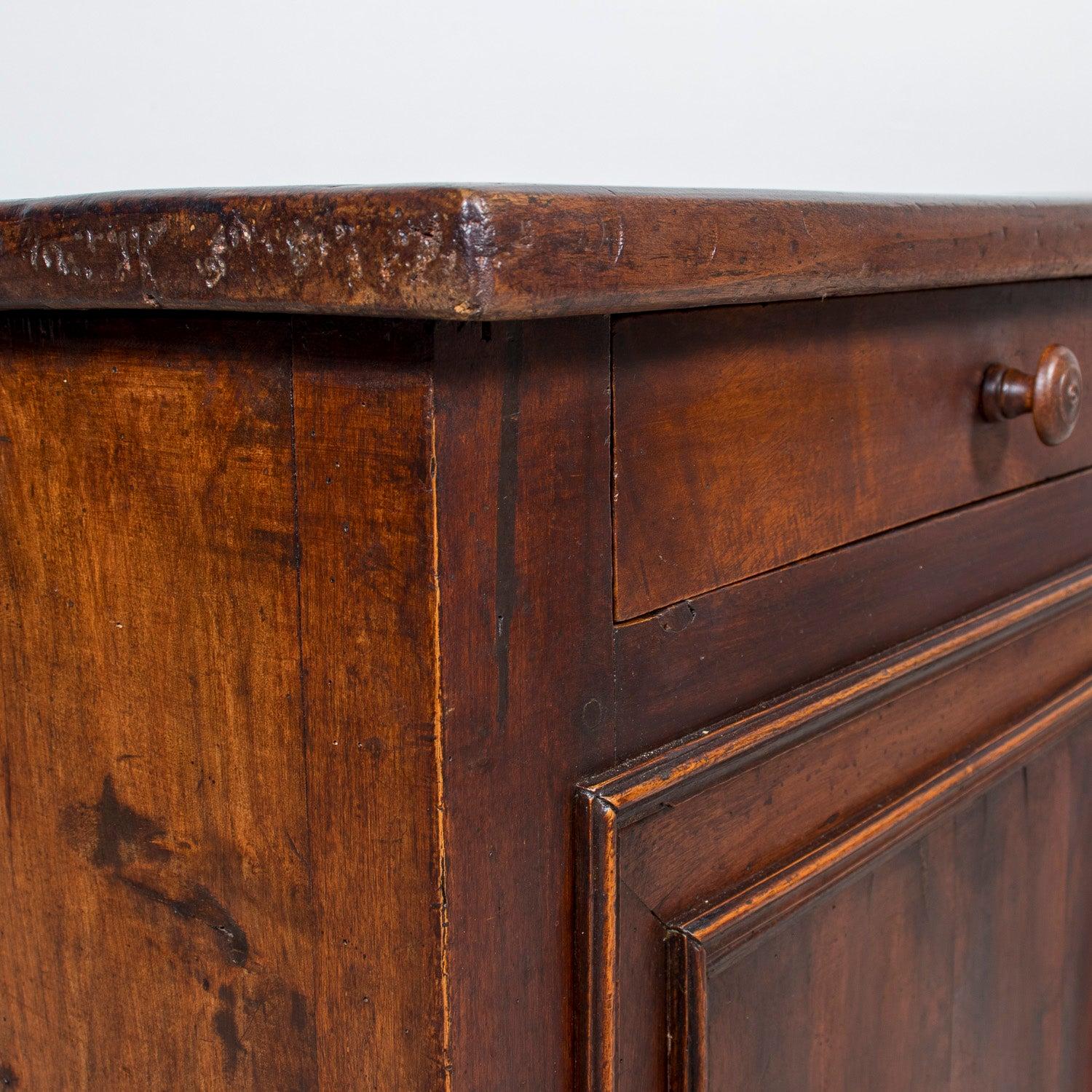 Buffet Enfilade en noyer de Normandie du 19ème siècle de style Louis XVI en vente 5
