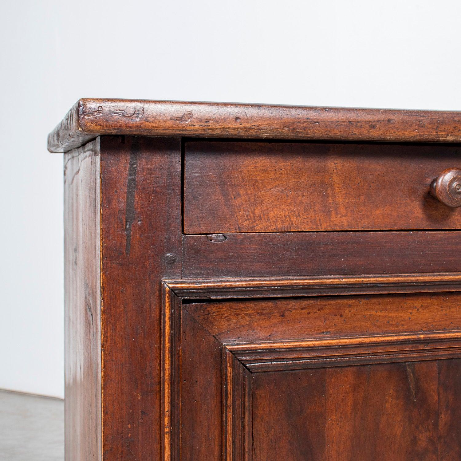 Buffet Enfilade en noyer de Normandie du 19ème siècle de style Louis XVI en vente 6
