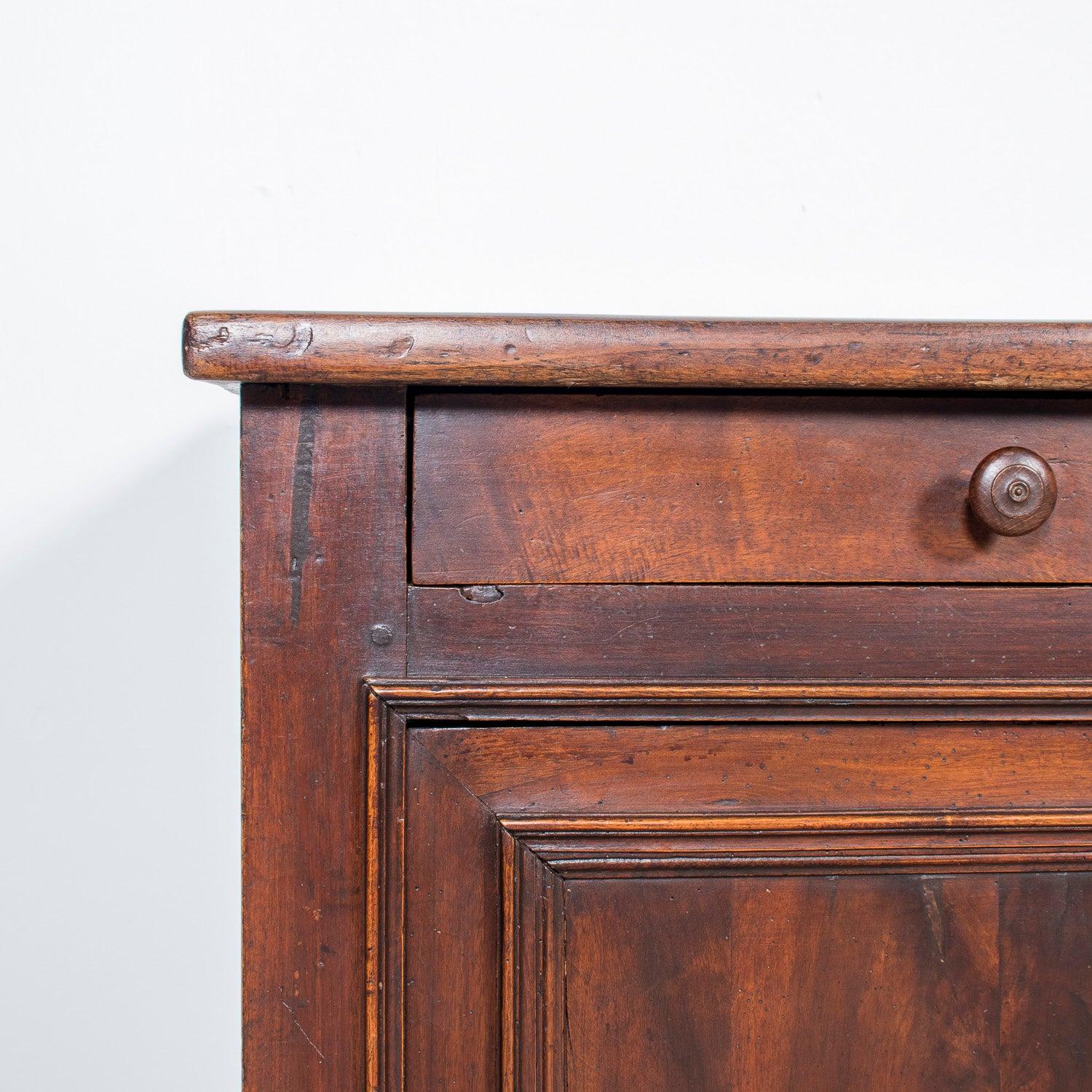 Buffet Enfilade en noyer de Normandie du 19ème siècle de style Louis XVI en vente 7