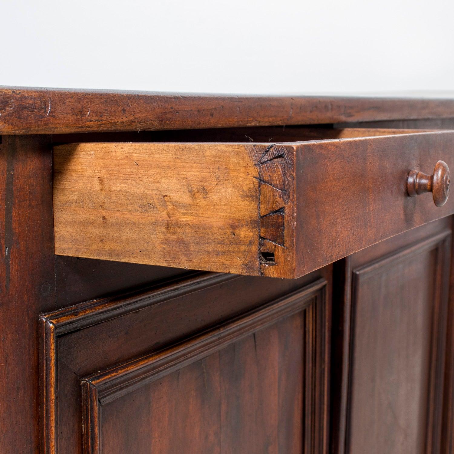 Buffet Enfilade en noyer de Normandie du 19ème siècle de style Louis XVI en vente 8
