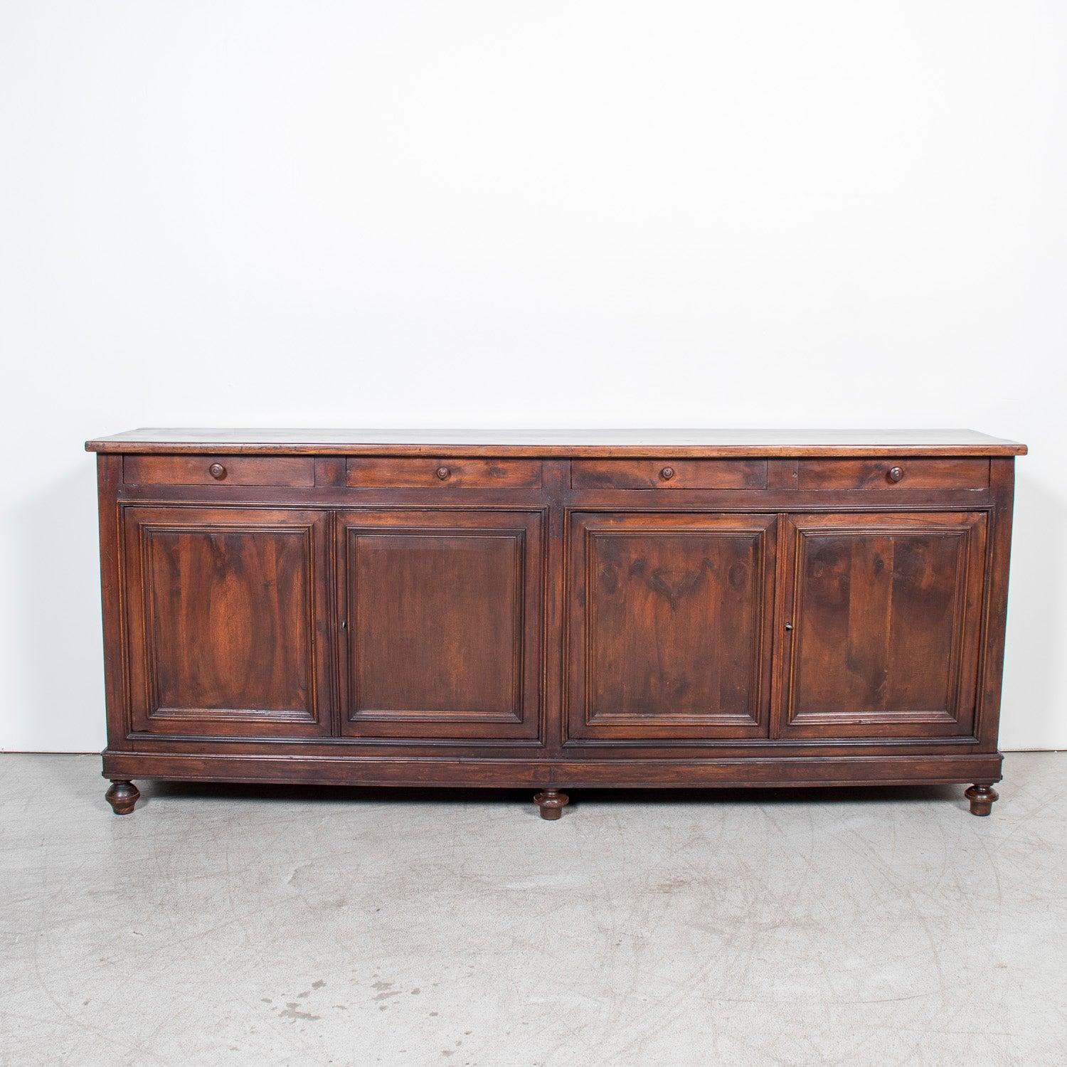 Imposant buffet d'enfilade de style Louis XVI français du XIXe siècle, fabriqué à la main par de talentueux artisans de la région normande en noyer massif, vers les années 1840. Ce buffet a été fabriqué près de la ville historique de Bayeux, célèbre