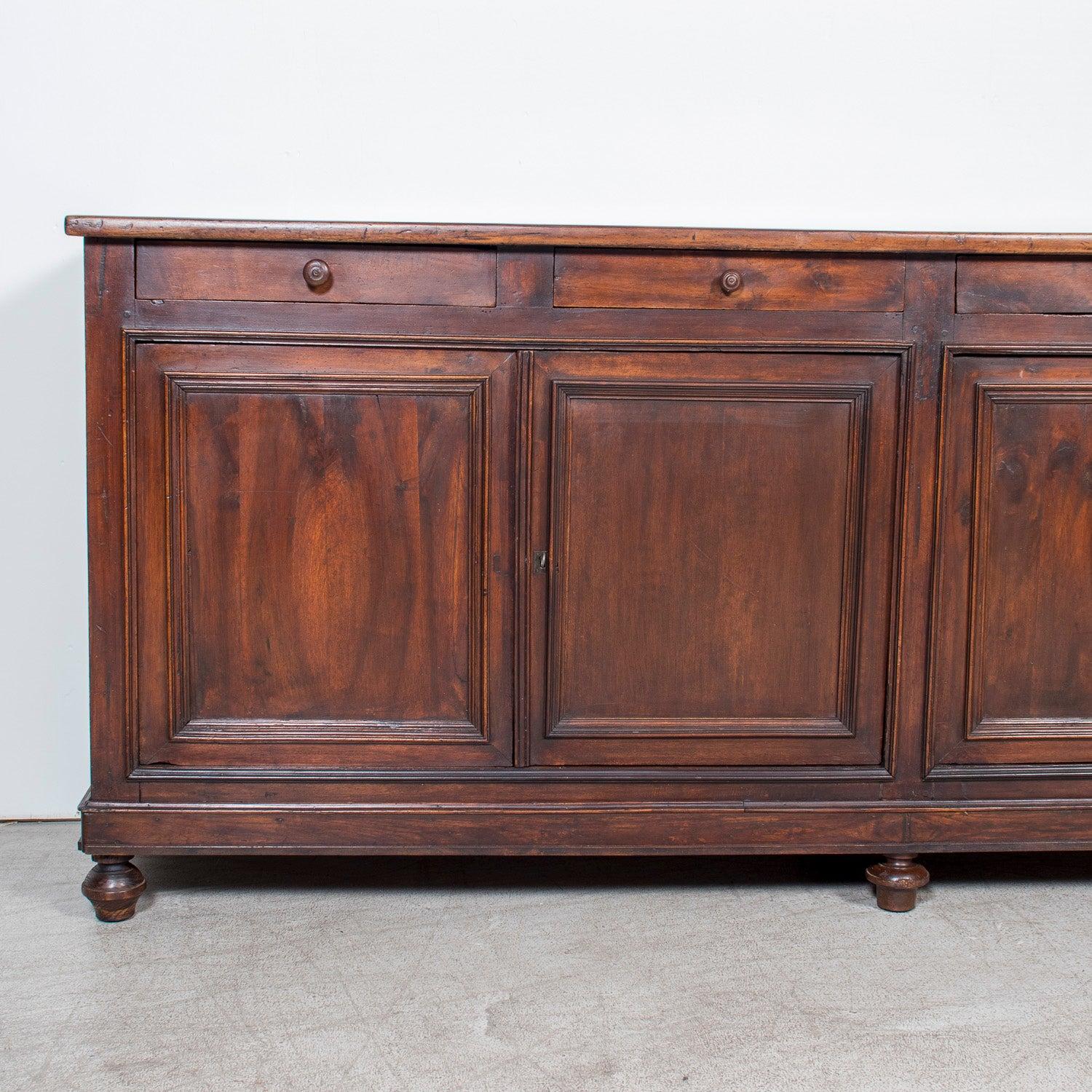 Buffet Enfilade en noyer de Normandie du 19ème siècle de style Louis XVI en vente 2