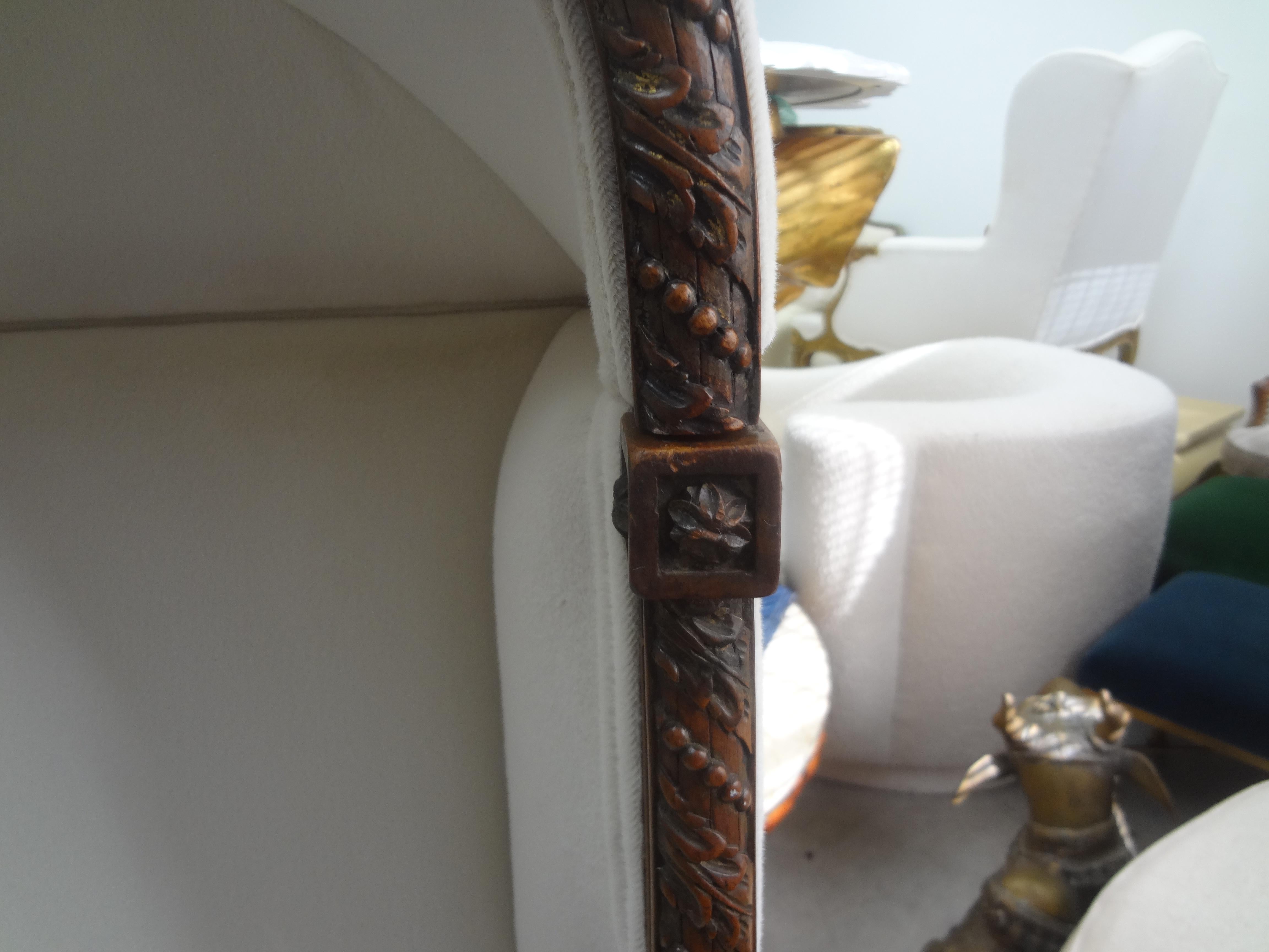 Bergère francese del XIX secolo in stile Luigi XVI in legno di noce con cappuccio in vendita 4