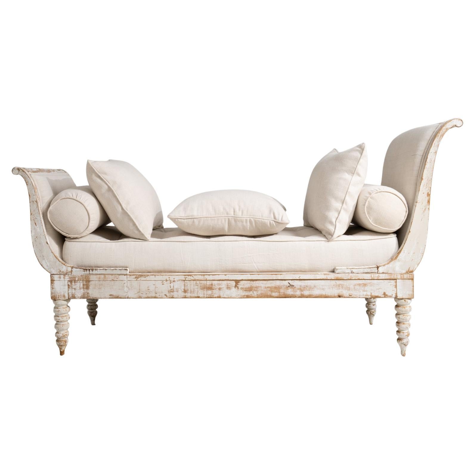 Dormitorio de día Patinado Blanco Estilo Luis XVI Francés Siglo XIX Con Cojines en venta