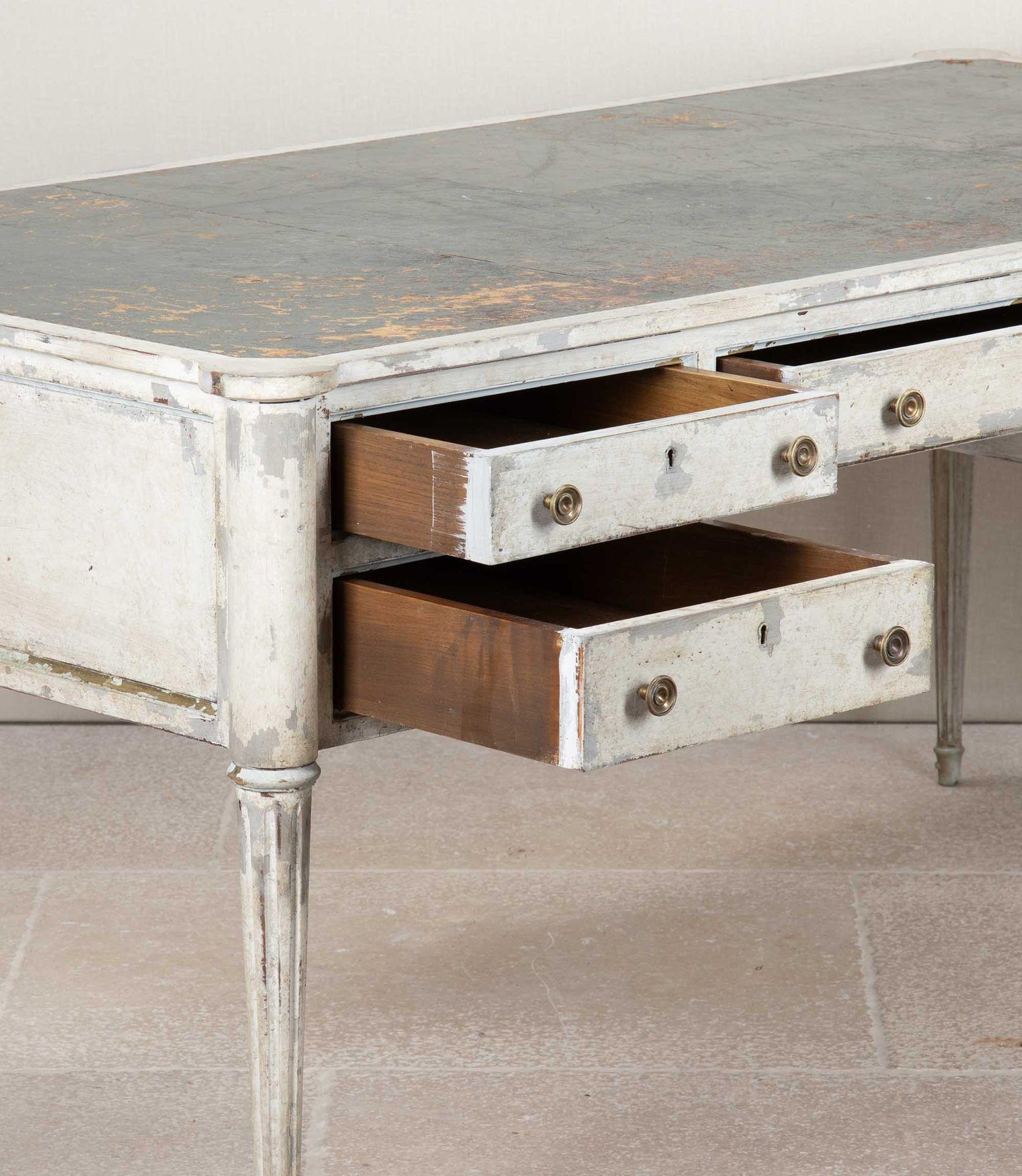 Mesa de escritorio francesa estilo Luis XVI del siglo XIX en venta 5
