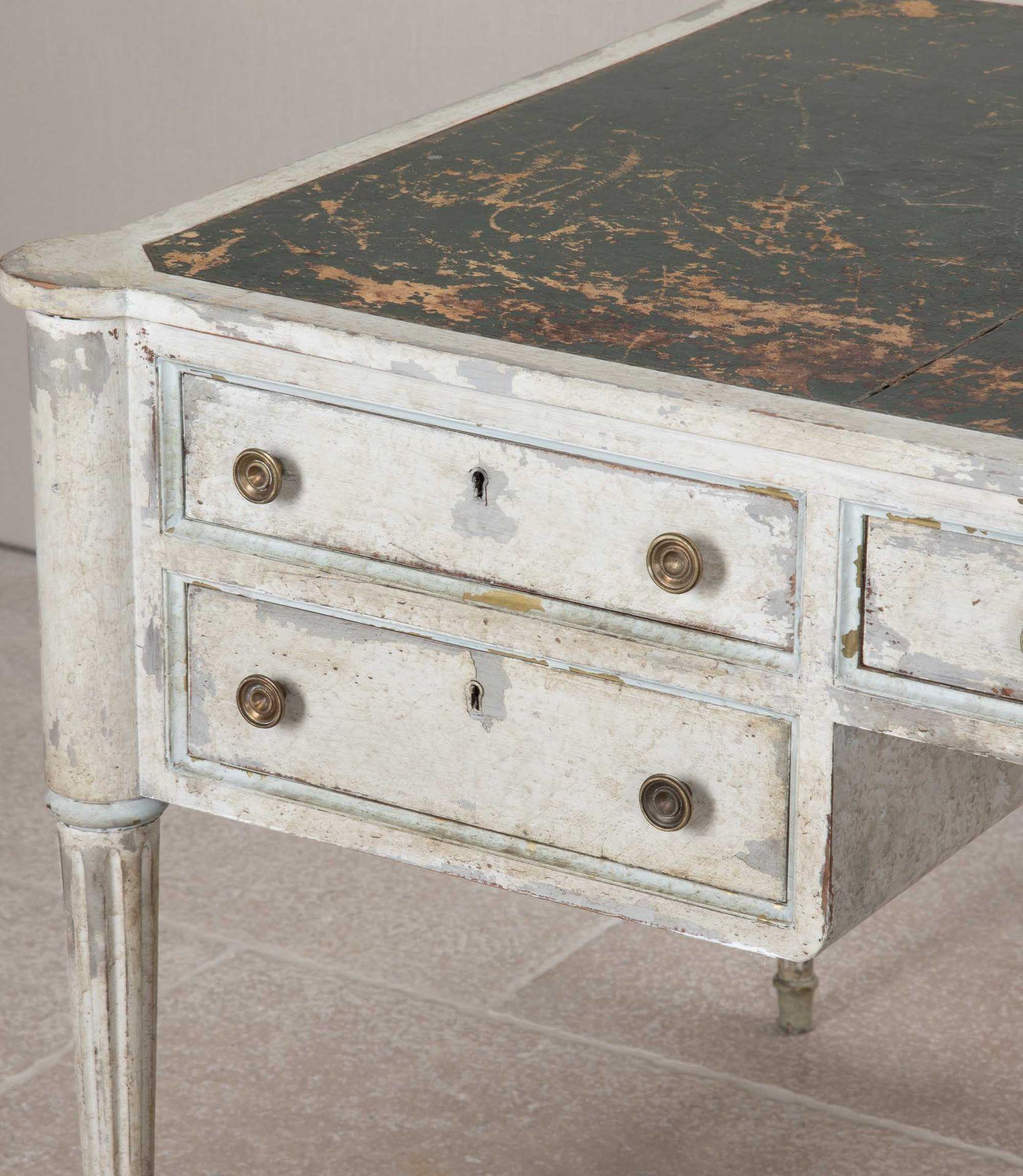Mesa de escritorio francesa estilo Luis XVI del siglo XIX en venta 9