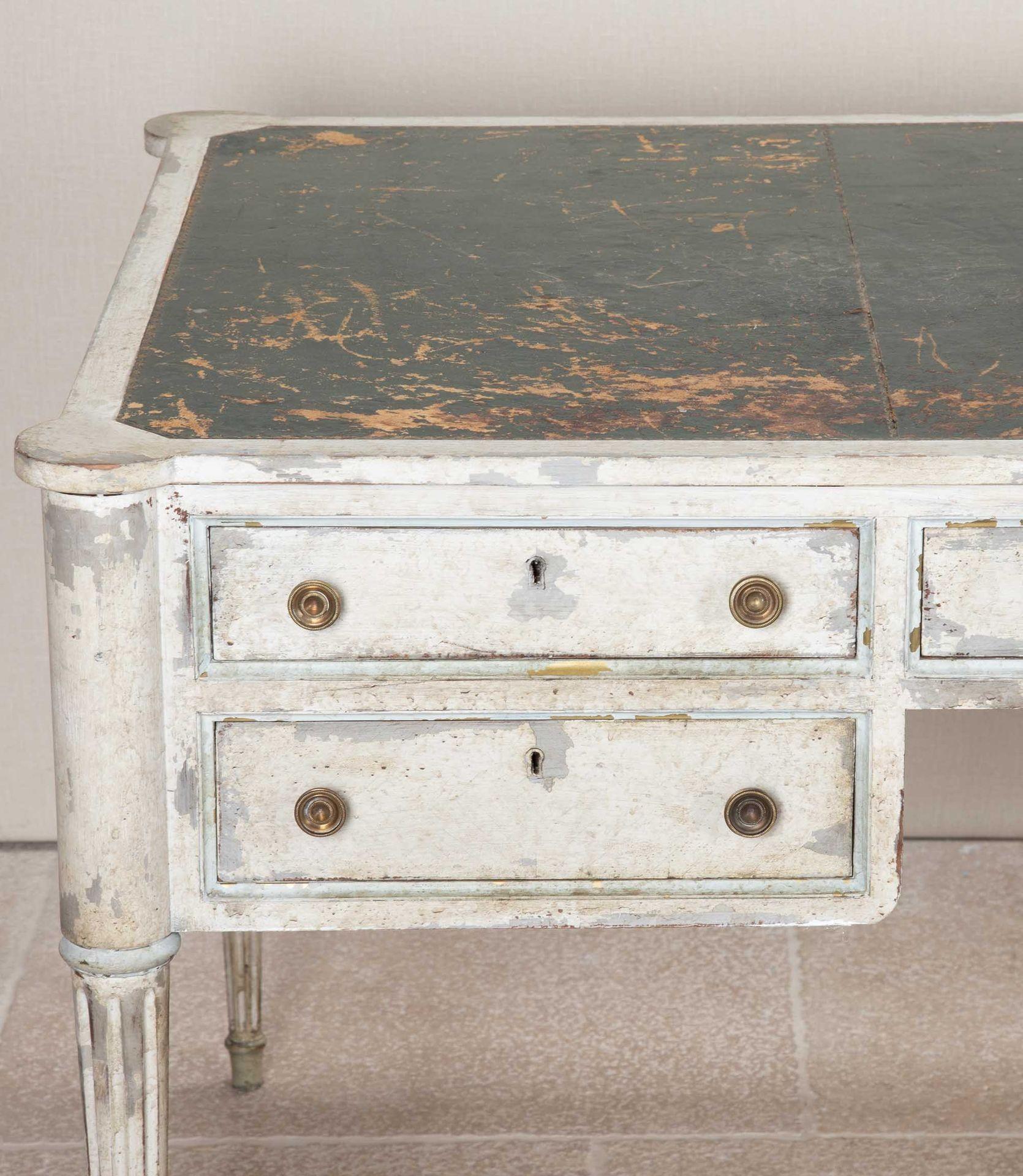 Mesa de escritorio francesa estilo Luis XVI del siglo XIX en venta 11
