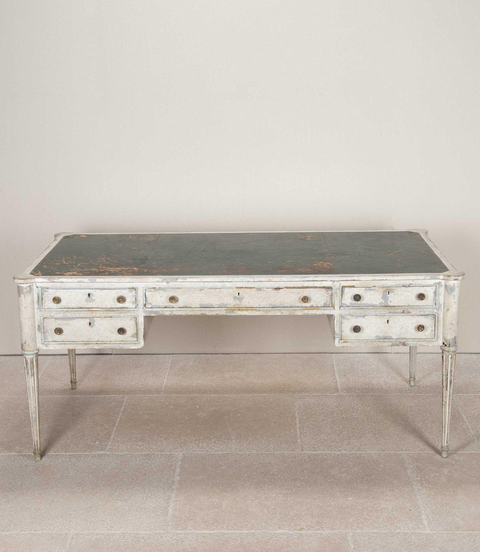 Gran escritorio o bureau plat pintado de estilo Luis XVI francés de finales del siglo XIX. Con patas estriadas y cajones simétricos. Parte superior de cuero verde envejecido.