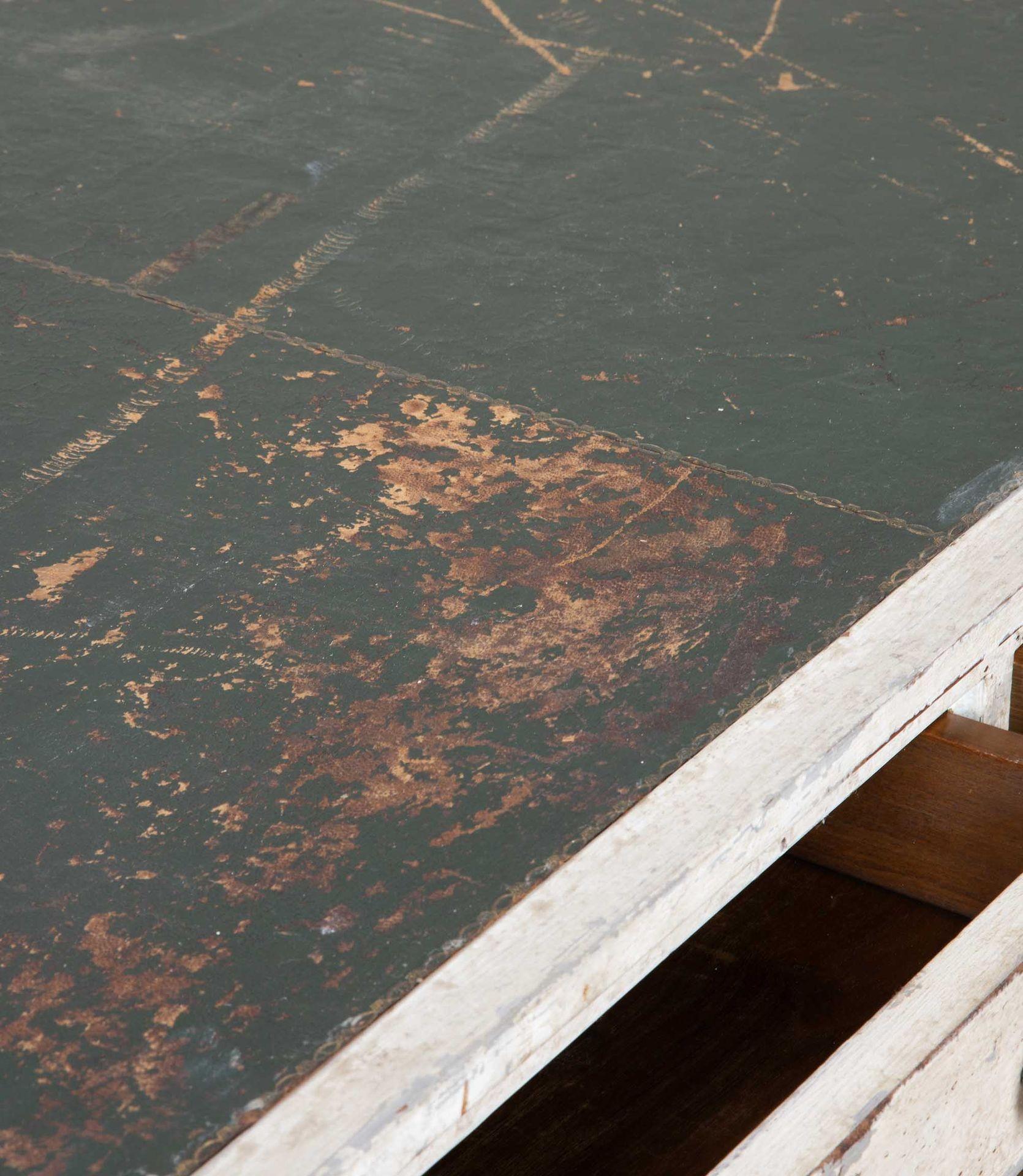 Mesa de escritorio francesa estilo Luis XVI del siglo XIX en venta 2