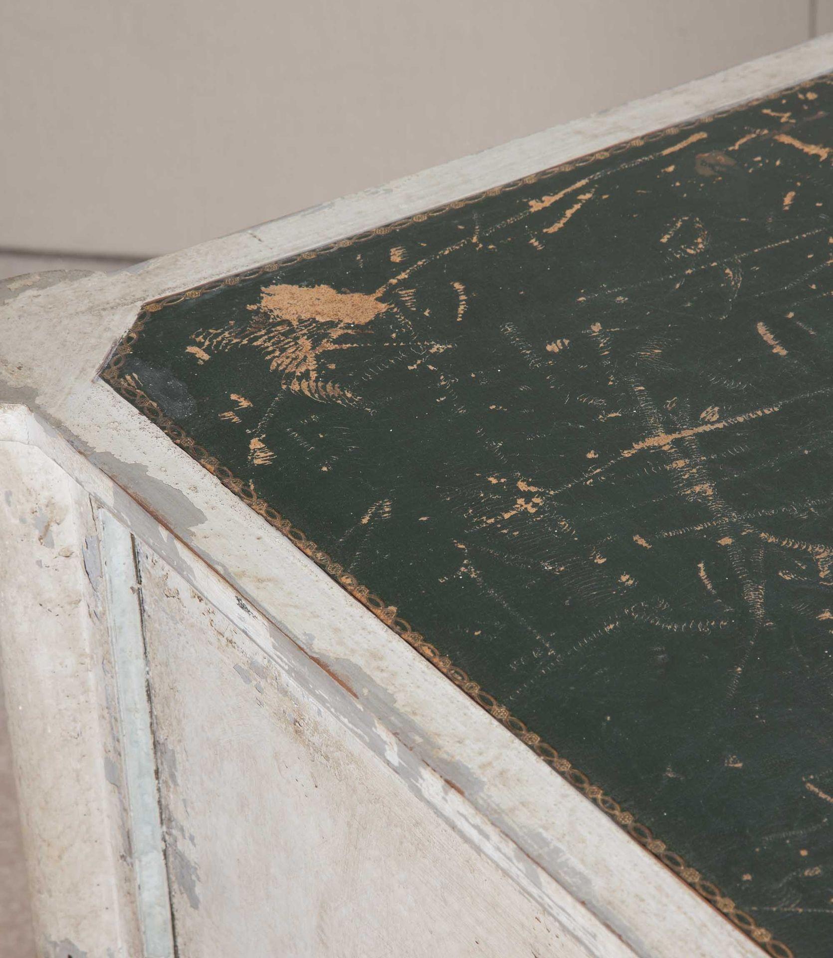 Mesa de escritorio francesa estilo Luis XVI del siglo XIX en venta 3