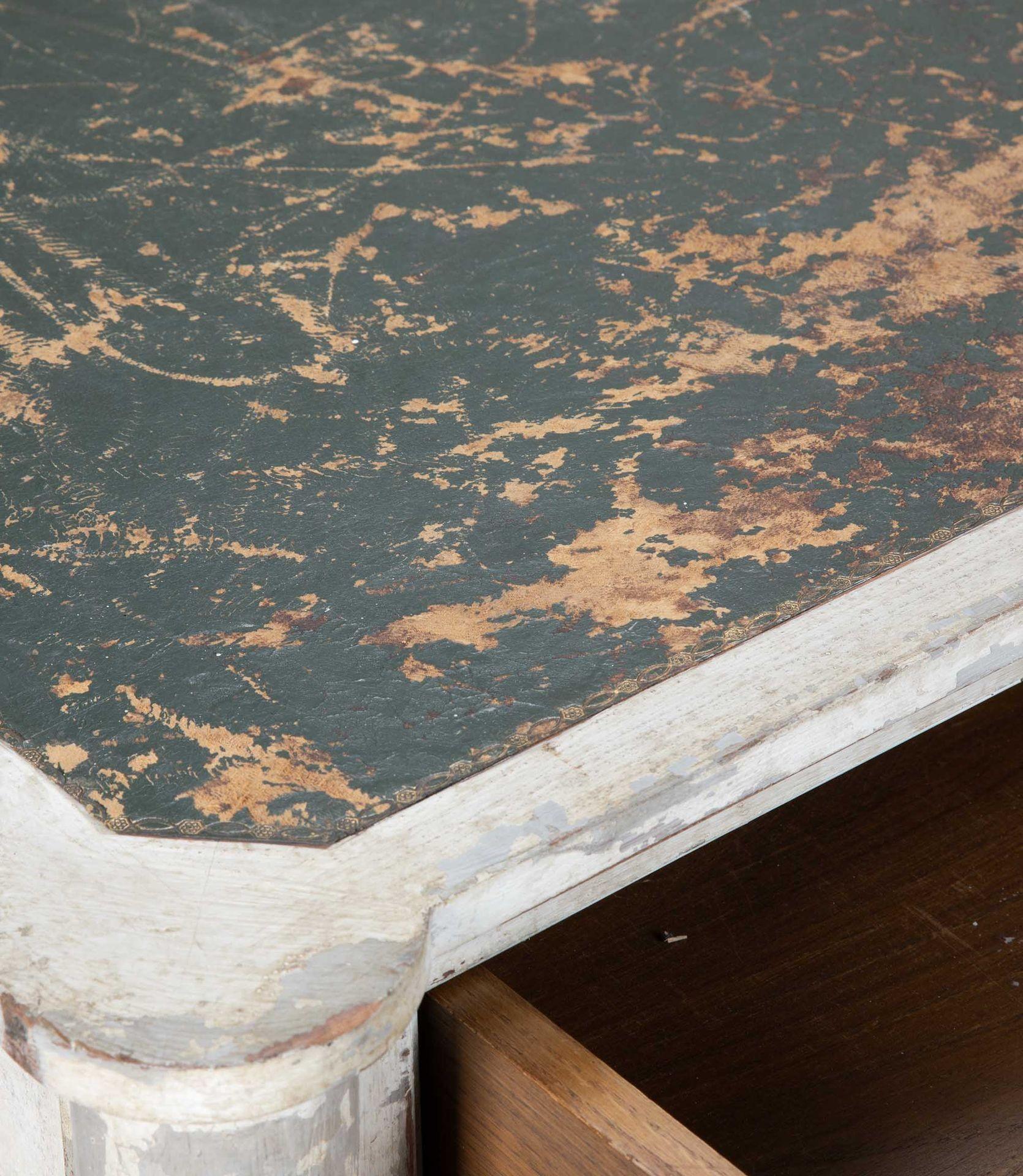 Mesa de escritorio francesa estilo Luis XVI del siglo XIX en venta 4