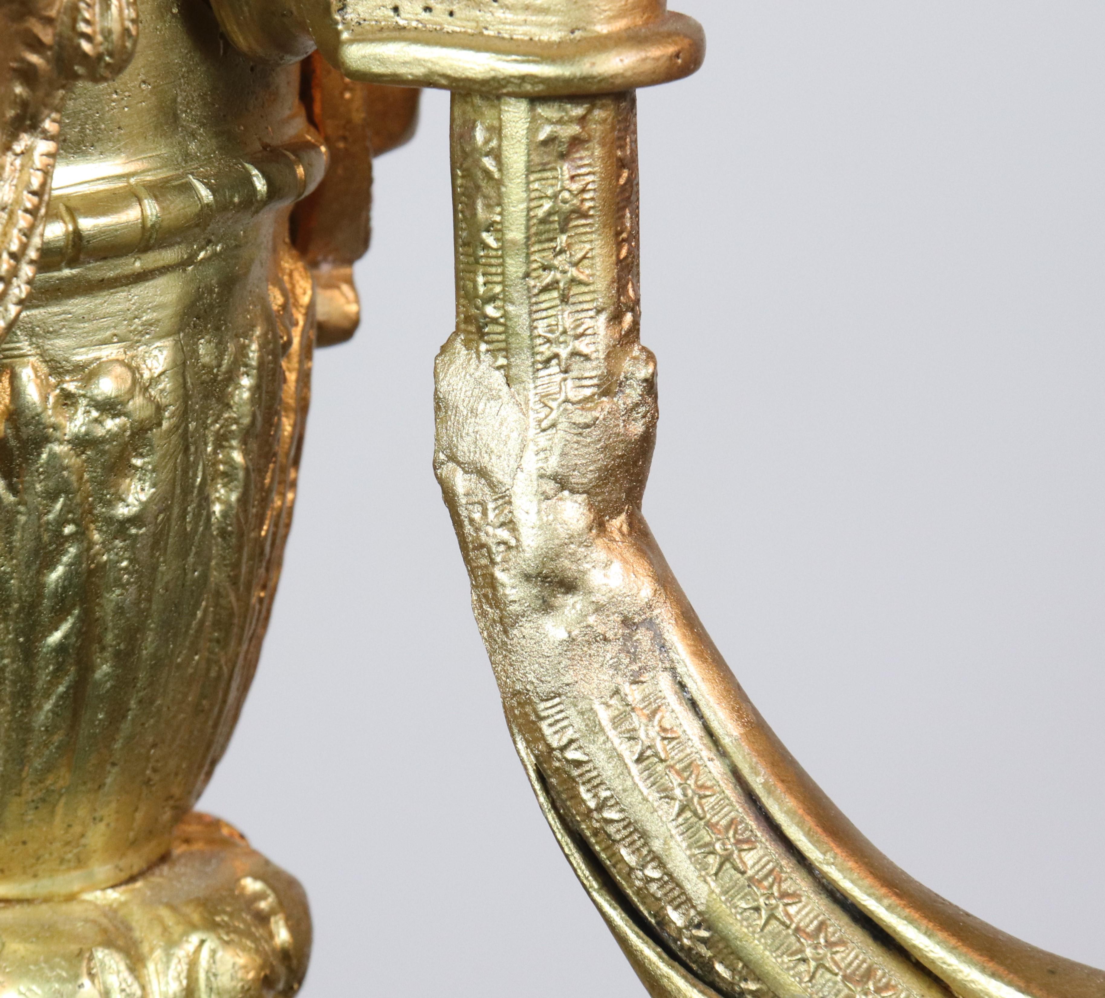 Lustre Flambeau de style Louis XVI du 19ème siècle en or jaune et bronze doré en vente 4