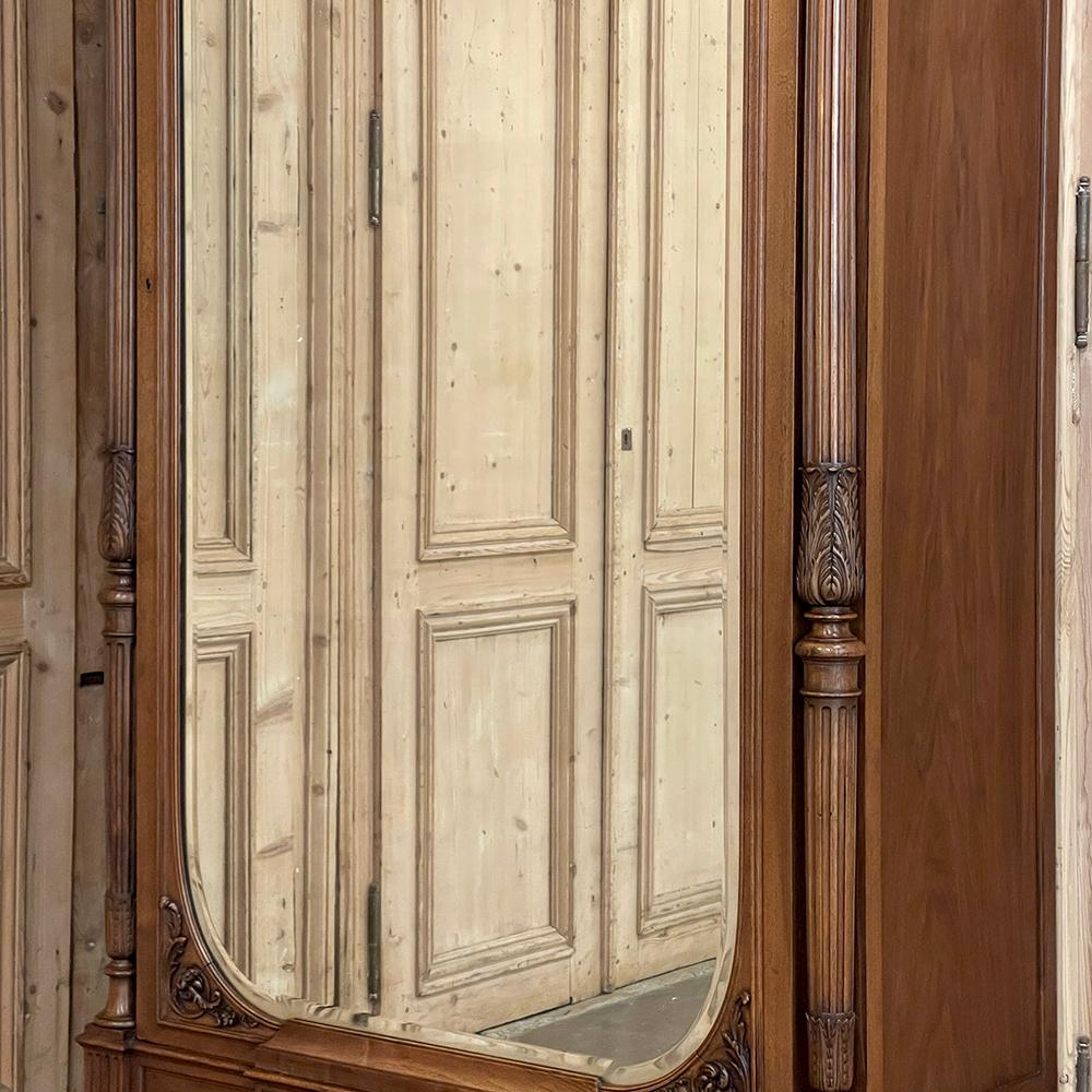 19. Jahrhundert Französisch Louis XVI Nussbaum Armoire ~ Kleiderschrank  im Angebot 10