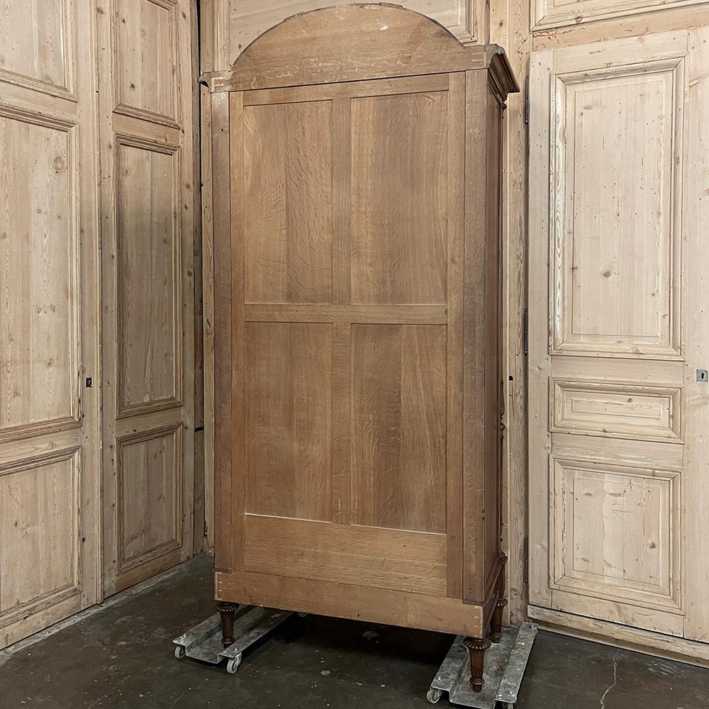 19. Jahrhundert Französisch Louis XVI Nussbaum Armoire ~ Kleiderschrank  im Angebot 13