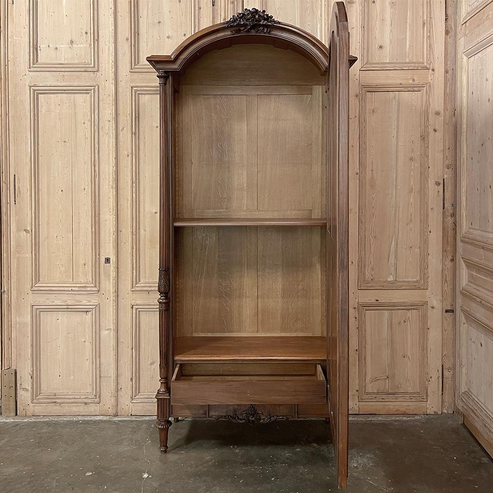 19. Jahrhundert Französisch Louis XVI Nussbaum Armoire ~ Kleiderschrank  (Handgeschnitzt) im Angebot