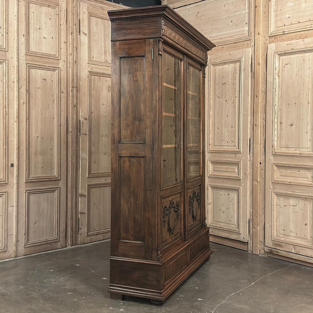 Bibliothèque française Louis XVI du 19ème siècle en noyer en vente 5
