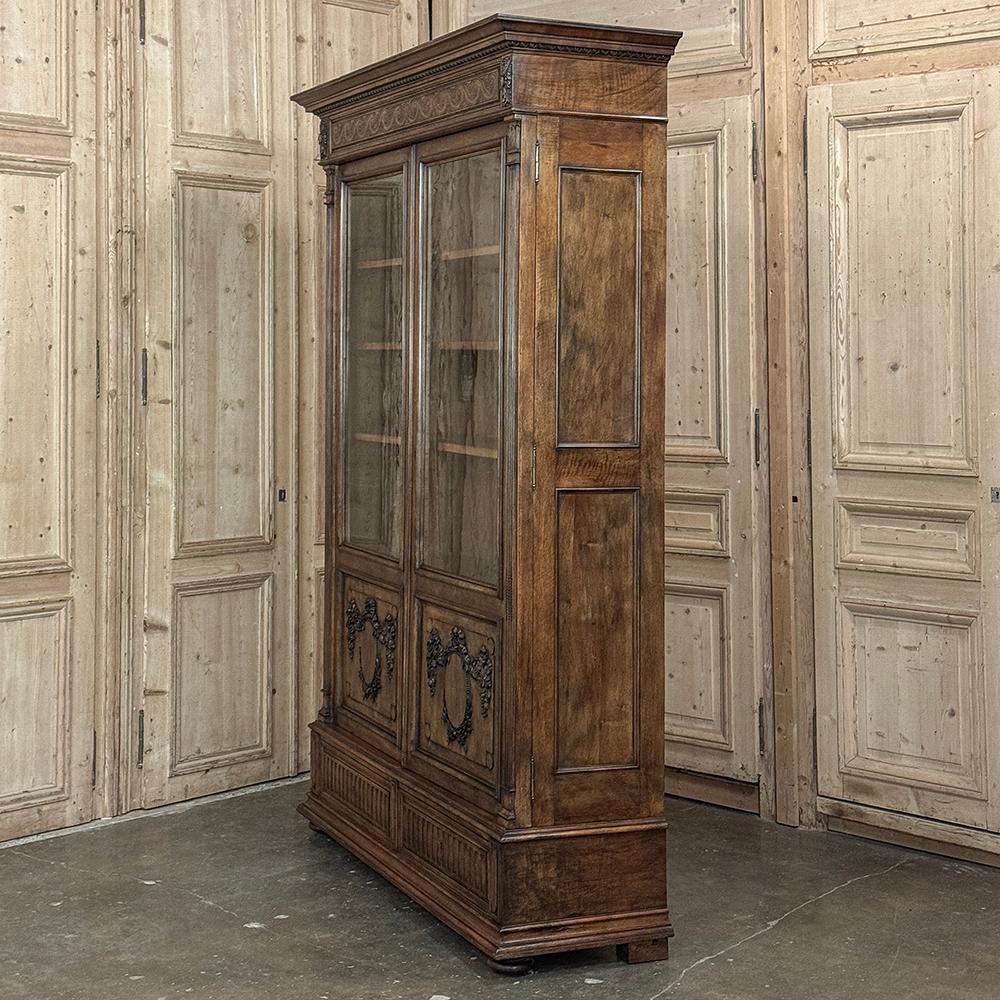 Bibliothèque française Louis XVI du 19ème siècle en noyer en vente 6
