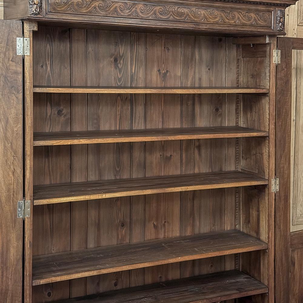 Bibliothèque française Louis XVI du 19ème siècle en noyer en vente 9