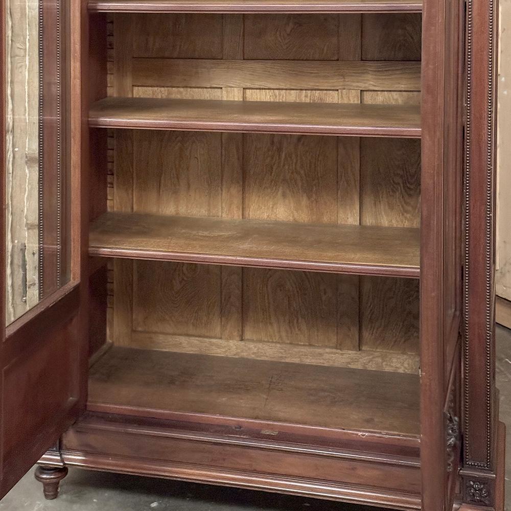 Libreria francese Luigi XVI in noce del XIX secolo in vendita 10