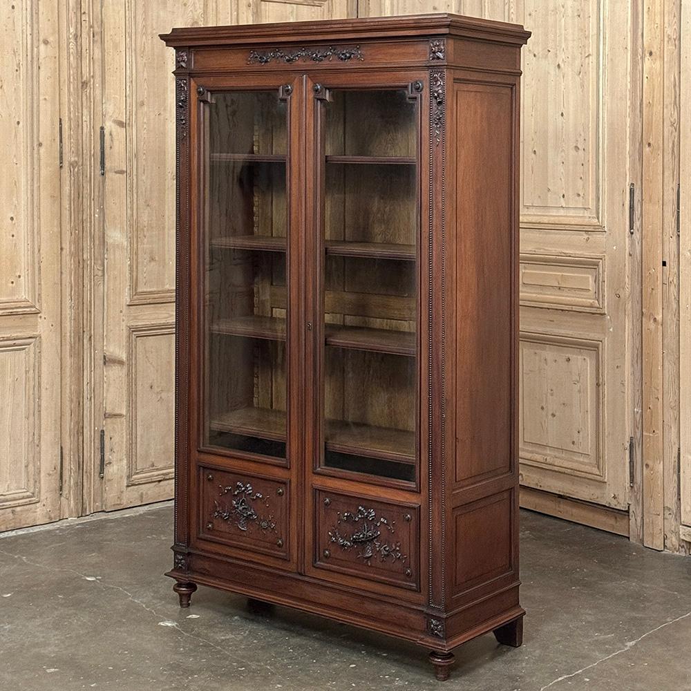 La libreria francese in legno di noce Luigi XVI del XIX secolo è un imponente esempio di architettura e design classico!  Dotato di quattro ripiani regolabili, vanta un piano aggiuntivo dietro i pannelli delle ante per gli oggetti che non desideri