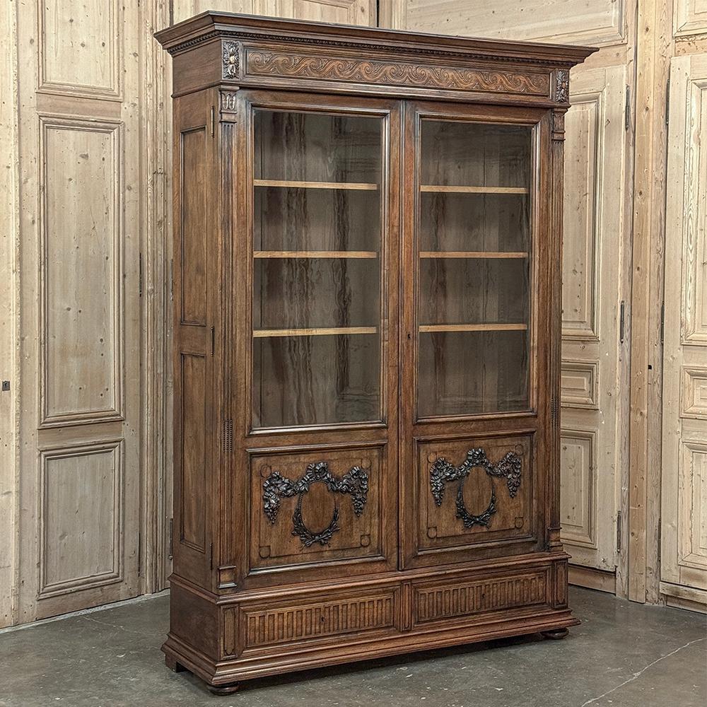 Sculpté à la main Bibliothèque française Louis XVI du 19ème siècle en noyer en vente