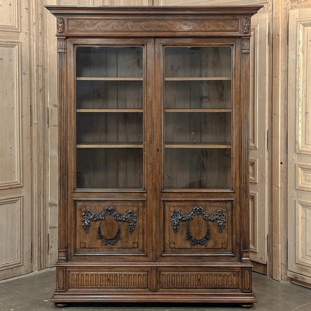 Bibliothèque française Louis XVI du 19ème siècle en noyer Bon état - En vente à Dallas, TX