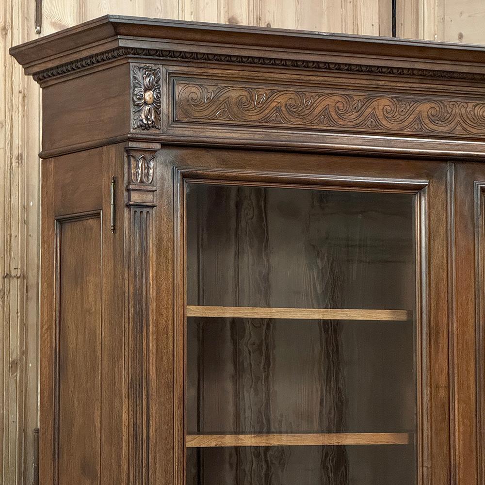 Fin du XIXe siècle Bibliothèque française Louis XVI du 19ème siècle en noyer en vente