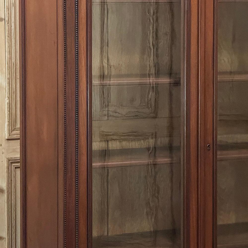 Fine XIX secolo Libreria francese Luigi XVI in noce del XIX secolo in vendita