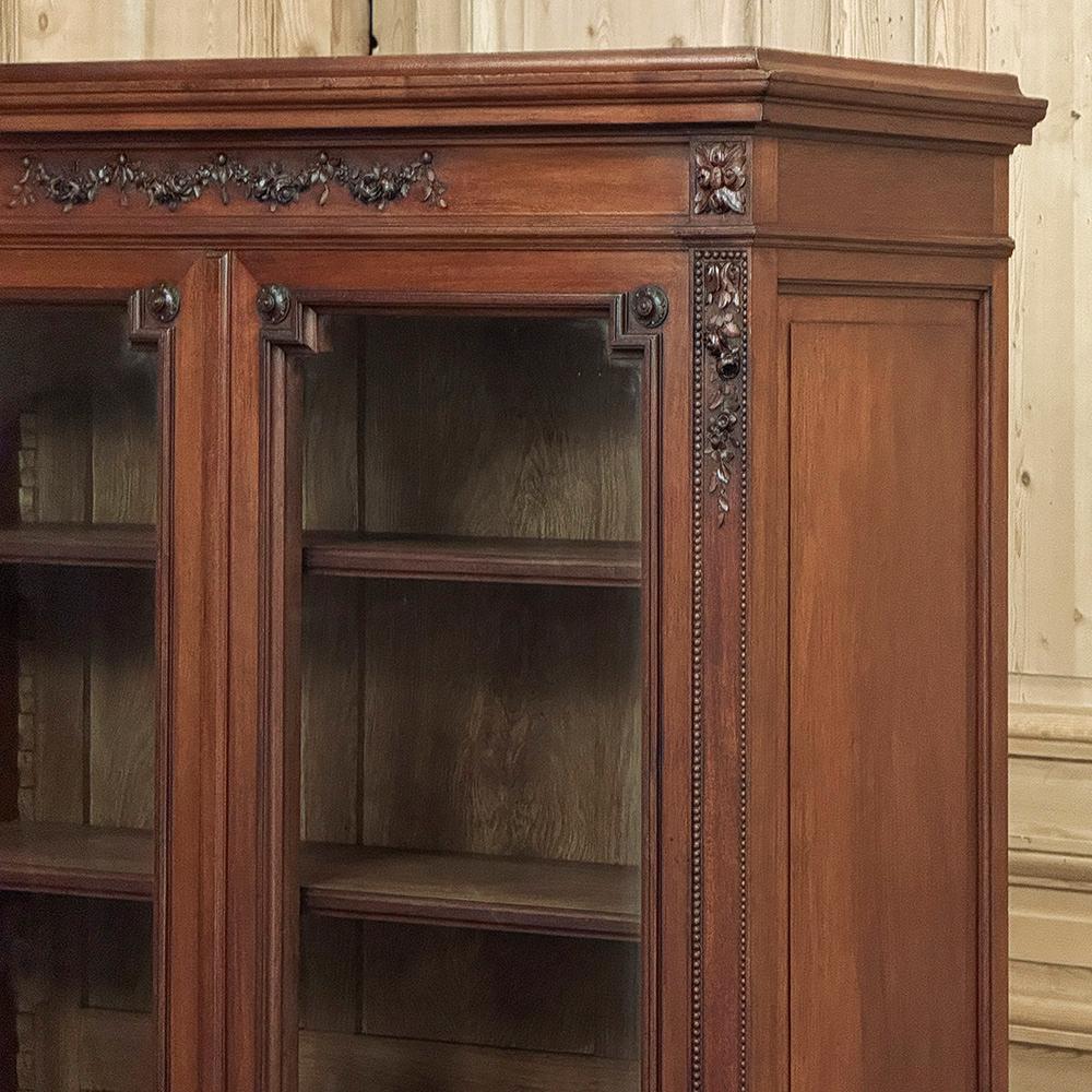 Libreria francese Luigi XVI in noce del XIX secolo in vendita 1