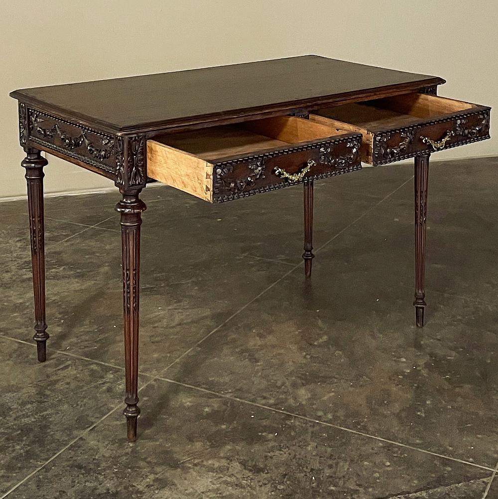 XIXe siècle Table à écrire Louis XVI du 19ème siècle en noyer à double face en vente