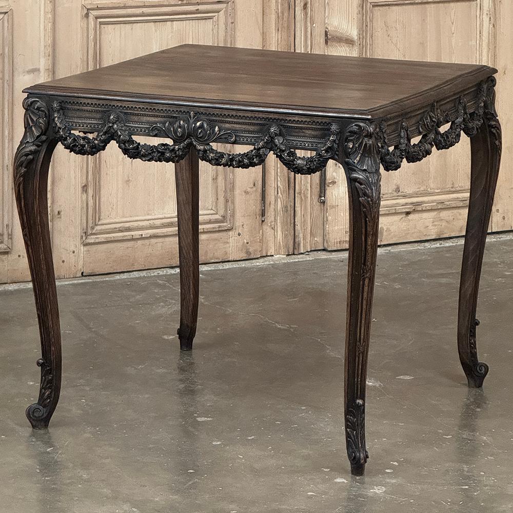 Tavolino da salotto in legno di noce Luigi XVI del XIX secolo ~ Il tavolino da centro è un capolavoro neoclassico dell'arte dello scultore del legno!  Intagliato su tutti e quattro i lati in un formato quasi quadrato, presenta un lussuoso legno di