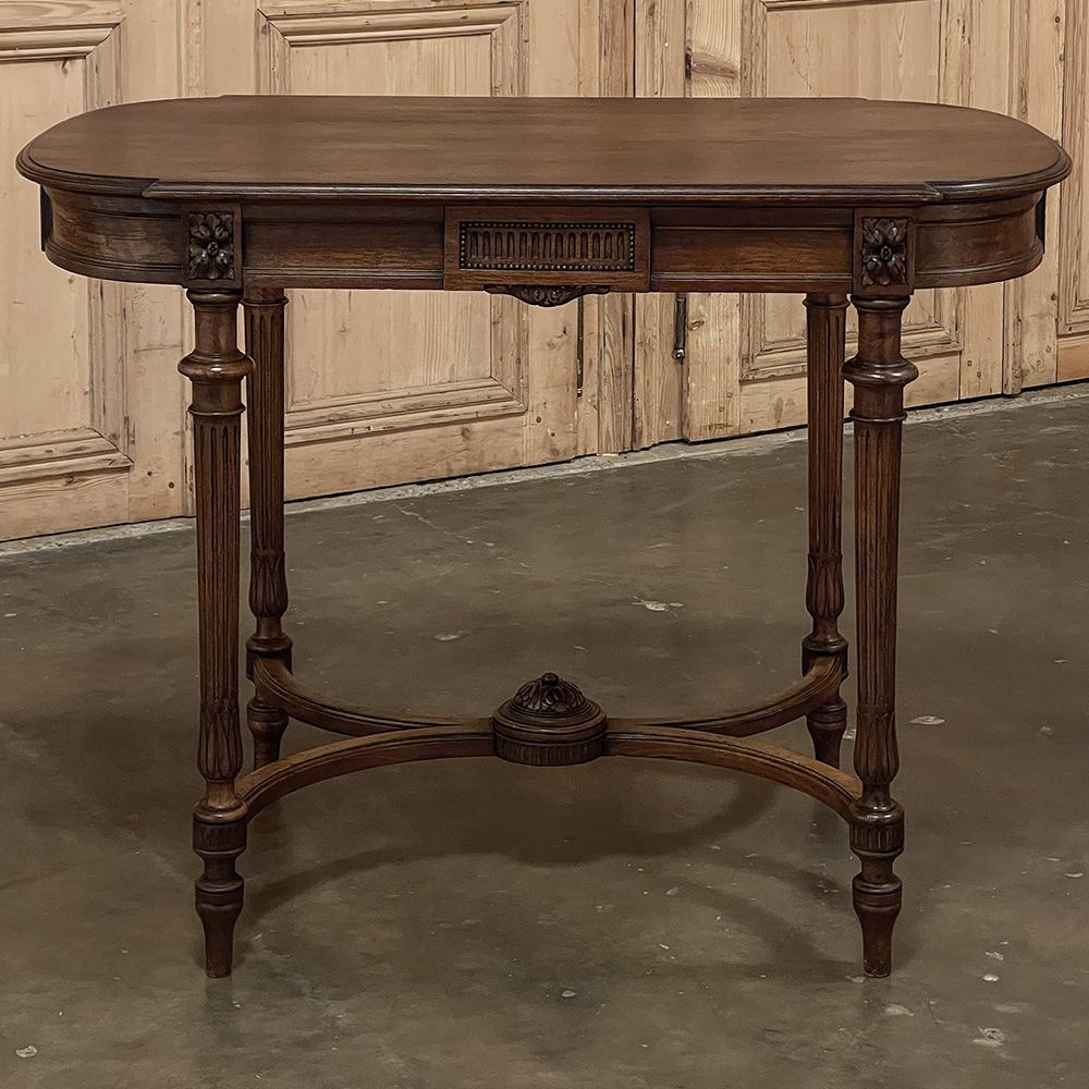 19ème siècle Français Louis XVI Table de bout en noyer ~ La table de bibliothèque est un design attachant, offrant une surface de table maximale avec une empreinte minimale sur le sol, et des extrémités gracieusement arrondies afin qu'aucun coin ne