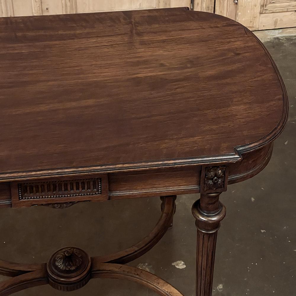 Noyer Table d'extrémité française Louis XVI du 19ème siècle en noyer ~ Table de bibliothèque en vente