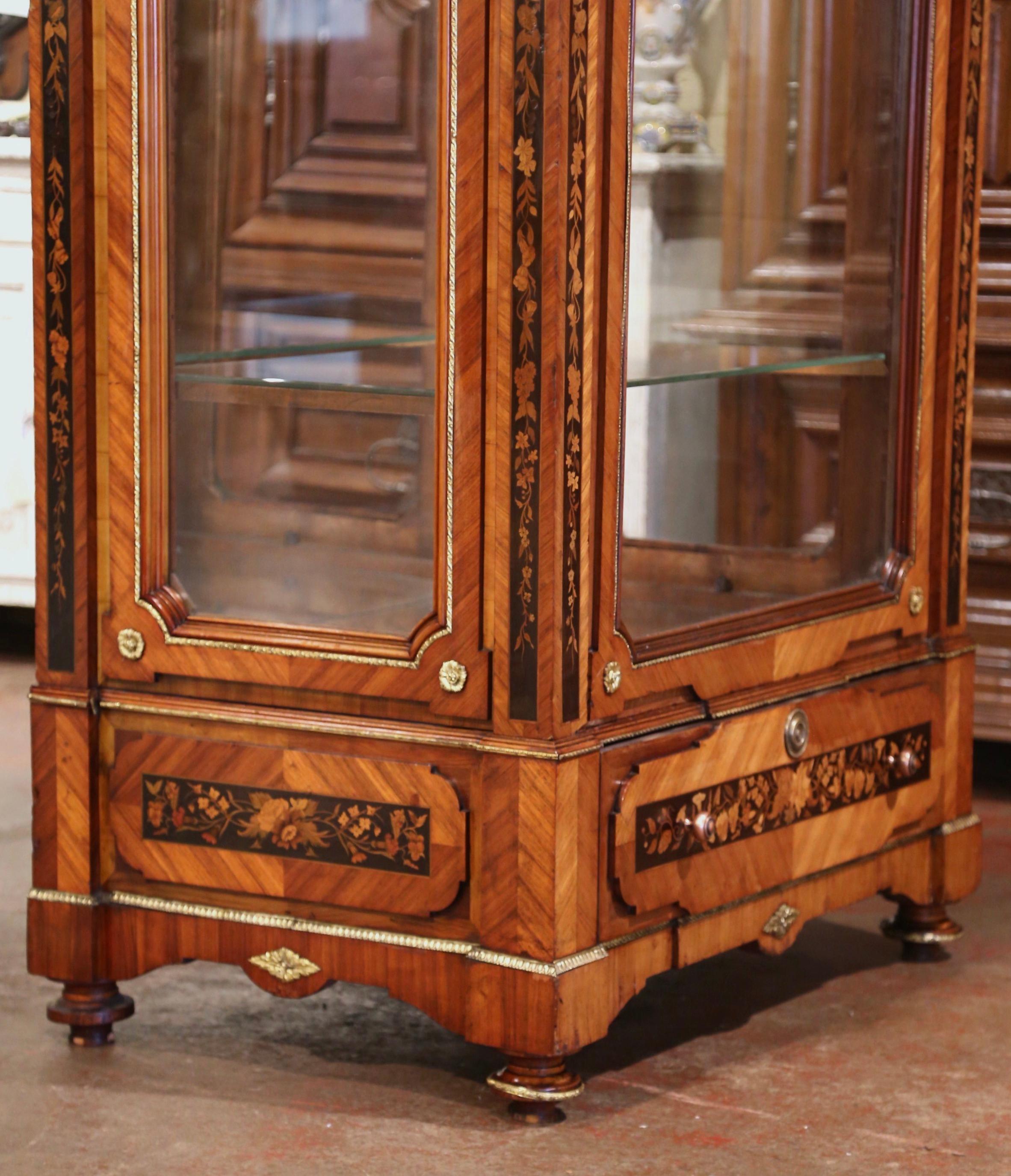 19th Century French Louis XVI Walnut Marquetry Vitrine with Glass Sides and Door 7