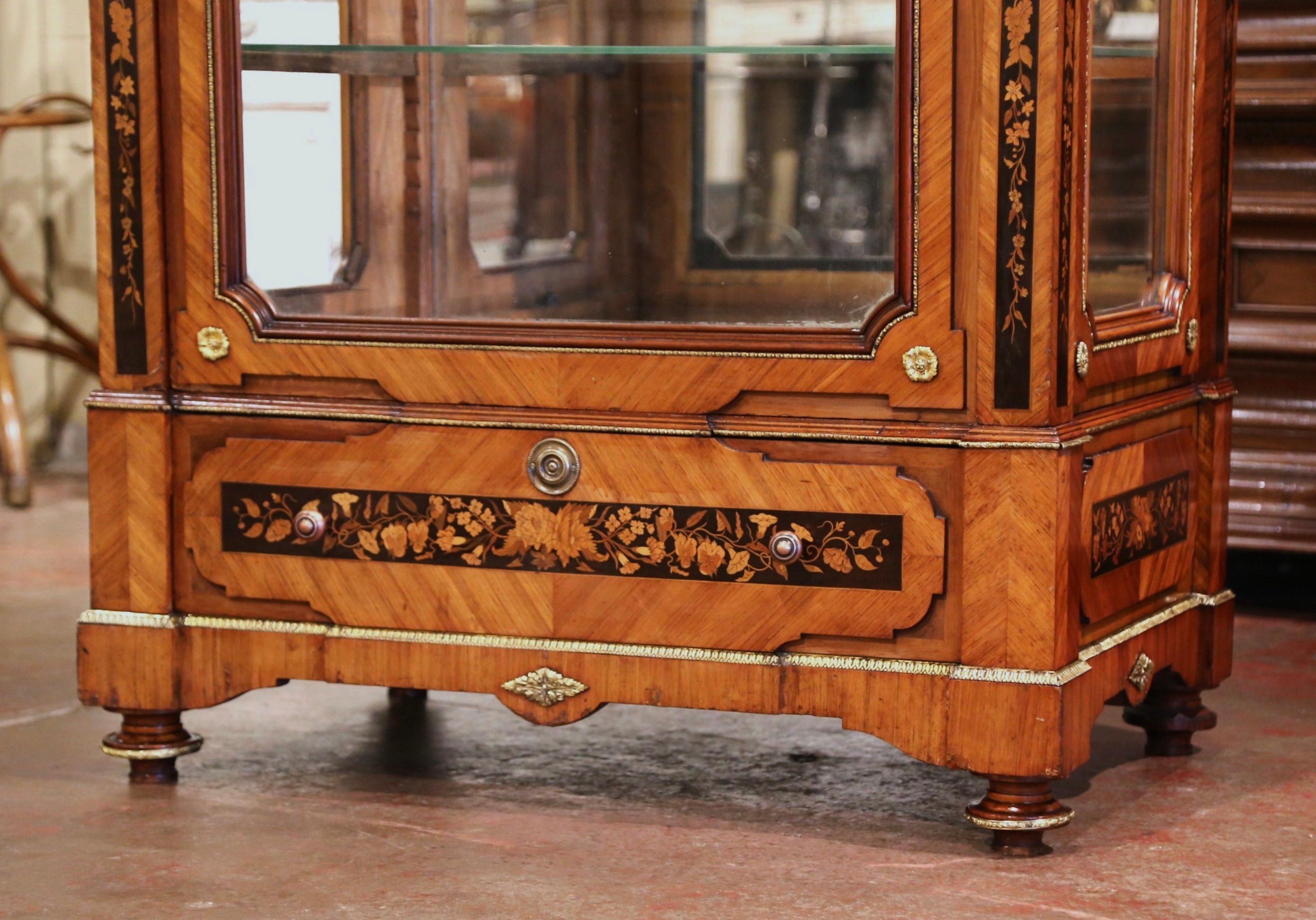 19th Century French Louis XVI Walnut Marquetry Vitrine with Glass Sides and Door 10