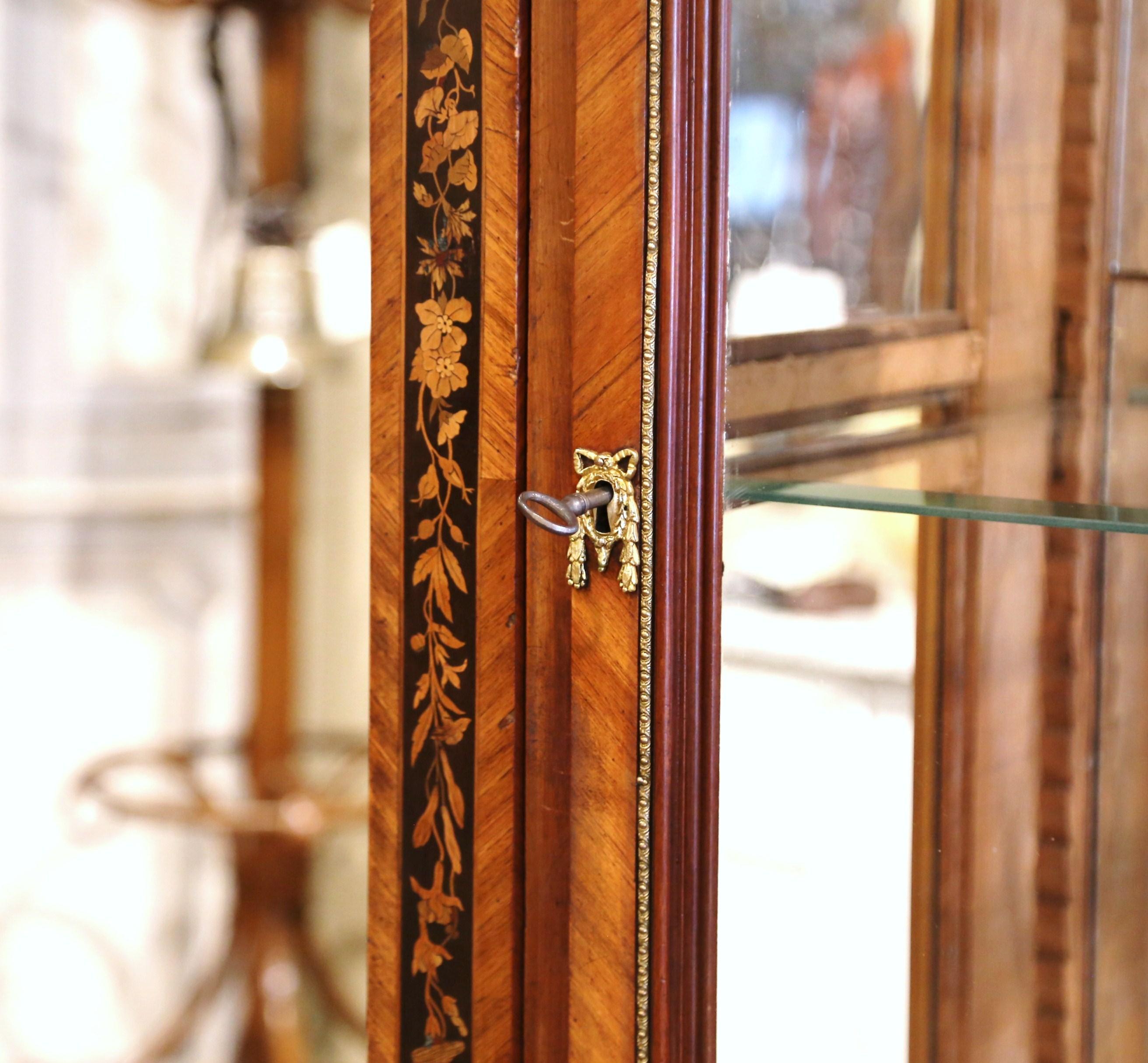 19th Century French Louis XVI Walnut Marquetry Vitrine with Glass Sides and Door 15