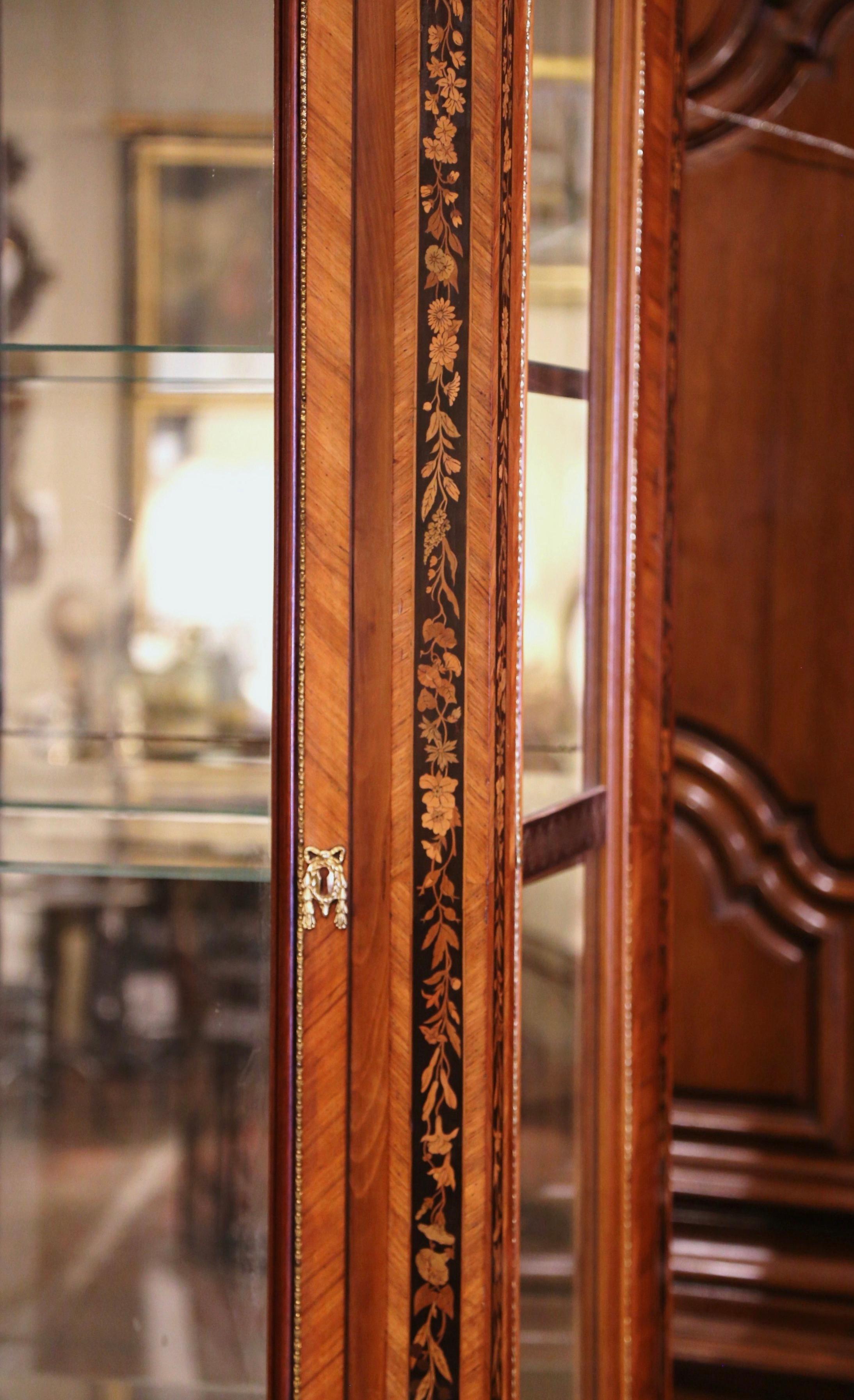 19th Century French Louis XVI Walnut Marquetry Vitrine with Glass Sides and Door 16