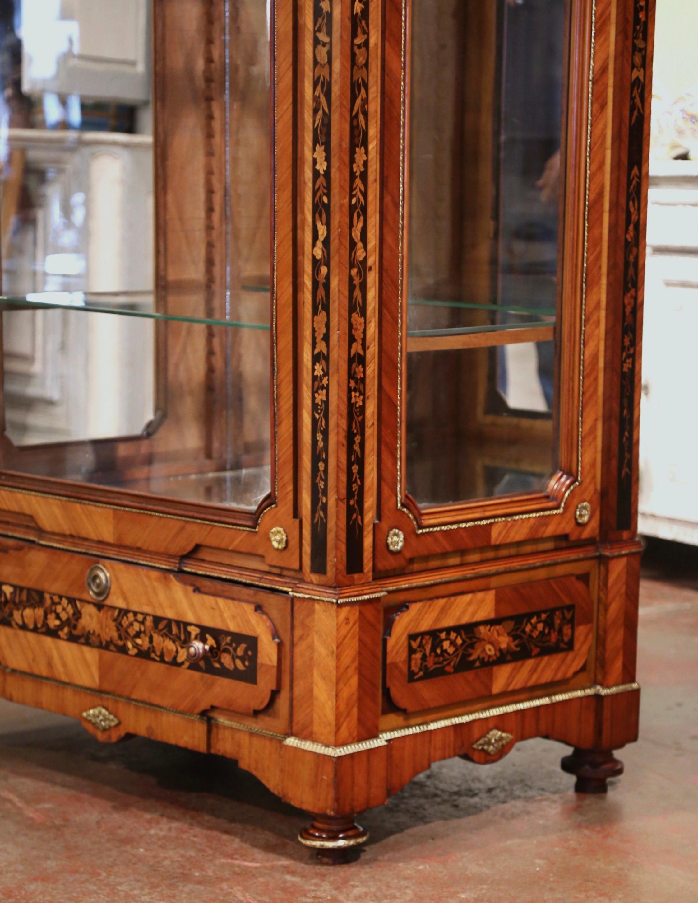 19th Century French Louis XVI Walnut Marquetry Vitrine with Glass Sides and Door 1